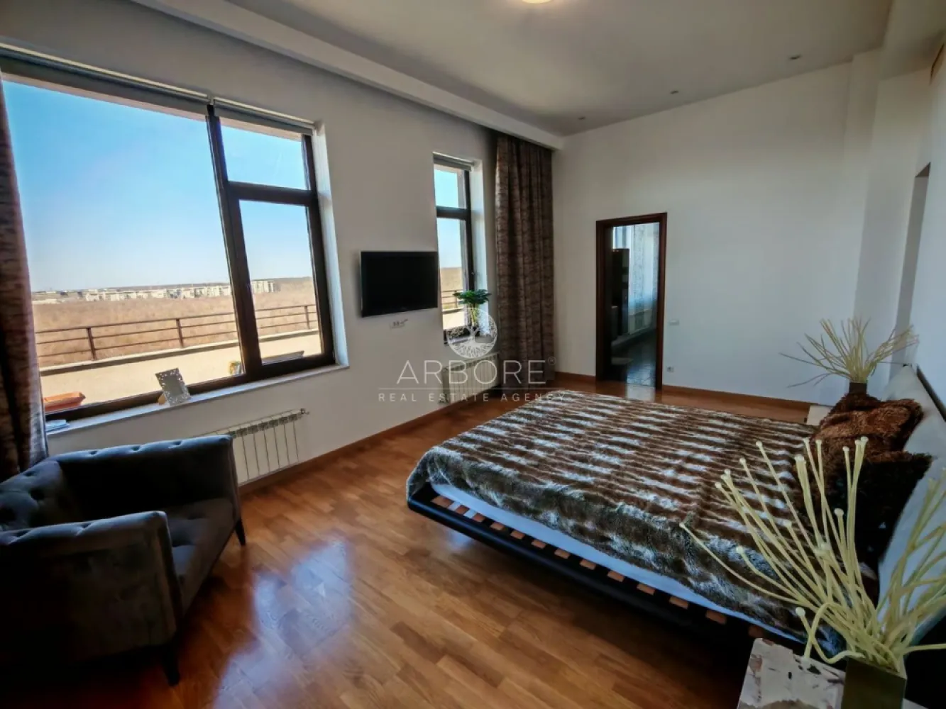 Penthouse 5 camere 250 mp lângă Ambasada SUA , zona Băneasa București
