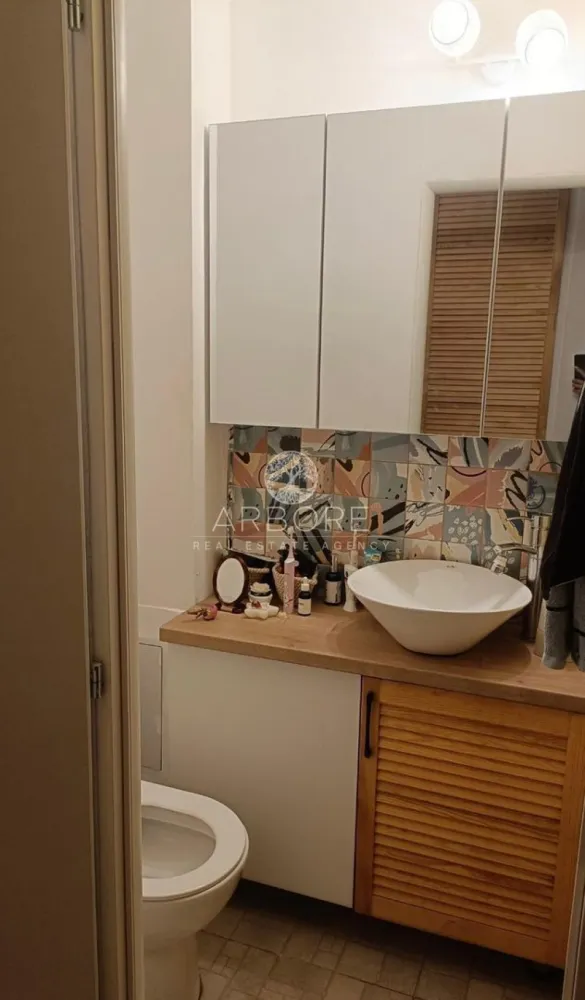 Închiriere apartament 3 camere Tineretului - Închiriere apartament cu 3 camere, situat in cartierul Tineretului , zona Școala Nr. 97, intr-un imobil construit in anul 1984, confort 1, decomandat, parter (înalt)din 4 cu o suprafata de 73 mp, cu 2 grupuri sanitare, 2 spații de depozitare ( debara și cămară ) și un balcon. Imobilul este situat in apropiere de piata, metrou , stație RATB, scoli, gradinițe, resturante si magazine alimentare.
Loc de parcare optional
Disponibil imediat . Se inchiriaza complet mobilat si utilat.
Va stam la dispozitie pentru informatii suplimentare sau pentru programarea unei vizionari.
Comisionul agentiei este de 50% din prima prima luna, iar perioada minima a inchirierii este de 12 luni.

Cu deosebita consideratie, 
Arbore Real Estate