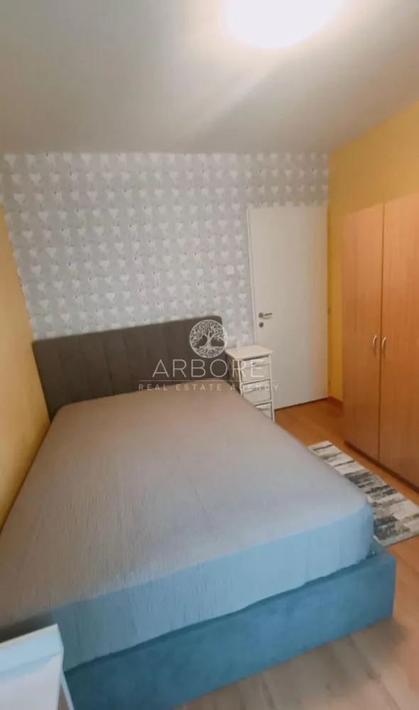 Închiriere apartament 3 camere Tineretului - Închiriere apartament cu 3 camere, situat in cartierul Tineretului , zona Școala Nr. 97, intr-un imobil construit in anul 1984, confort 1, decomandat, parter (înalt)din 4 cu o suprafata de 73 mp, cu 2 grupuri sanitare, 2 spații de depozitare ( debara și cămară ) și un balcon. Imobilul este situat in apropiere de piata, metrou , stație RATB, scoli, gradinițe, resturante si magazine alimentare.
Loc de parcare optional
Disponibil imediat . Se inchiriaza complet mobilat si utilat.
Va stam la dispozitie pentru informatii suplimentare sau pentru programarea unei vizionari.
Comisionul agentiei este de 50% din prima prima luna, iar perioada minima a inchirierii este de 12 luni.

Cu deosebita consideratie, 
Arbore Real Estate
