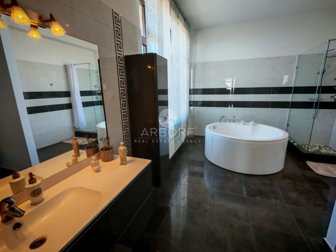 Penthouse 5 camere 250 mp lângă Ambasada SUA , zona Băneasa București