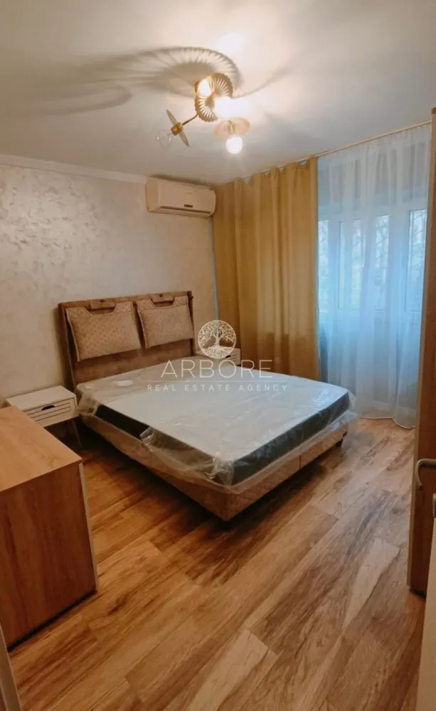 Închiriere apartament 3 camere Tineretului - Închiriere apartament cu 3 camere, situat in cartierul Tineretului , zona Școala Nr. 97, intr-un imobil construit in anul 1984, confort 1, decomandat, parter (înalt)din 4 cu o suprafata de 73 mp, cu 2 grupuri sanitare, 2 spații de depozitare ( debara și cămară ) și un balcon. Imobilul este situat in apropiere de piata, metrou , stație RATB, scoli, gradinițe, resturante si magazine alimentare.
Loc de parcare optional
Disponibil imediat . Se inchiriaza complet mobilat si utilat.
Va stam la dispozitie pentru informatii suplimentare sau pentru programarea unei vizionari.
Comisionul agentiei este de 50% din prima prima luna, iar perioada minima a inchirierii este de 12 luni.

Cu deosebita consideratie, 
Arbore Real Estate