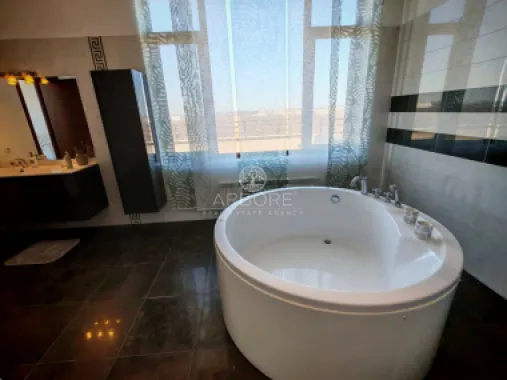 Penthouse 5 camere 250 mp lângă Ambasada SUA , zona Băneasa București