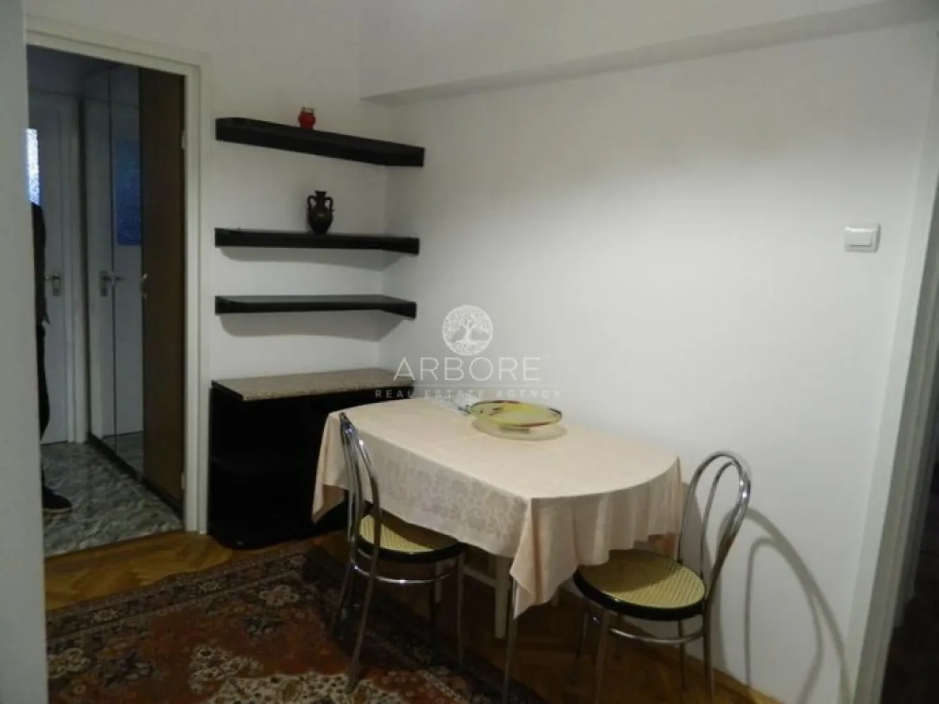 Apartament lux, zona Piata Victoriei, 4 camere , 2 bai, centrala termica terasa - Apartament luxos , 4 camere, 2 bai, terasa spatioasa, bai si bucatarie complet renovate recent.
Zona ultracentrala, metrou statia Piata Victoriei, statie troleibuz la 25 m, numeroase parcari publice in zona
Disponibil imediat . Se inchiriaza complet mobilat si utilat.
Va stam la dispozitie pentru informatii suplimentare sau pentru programarea unei vizionari.
Comisionul agentiei este de 50% din prima prima luna, iar perioada minima a inchirierii este de 12 luni.

Cu deosebita consideratie, 
Arbore Real Estate
