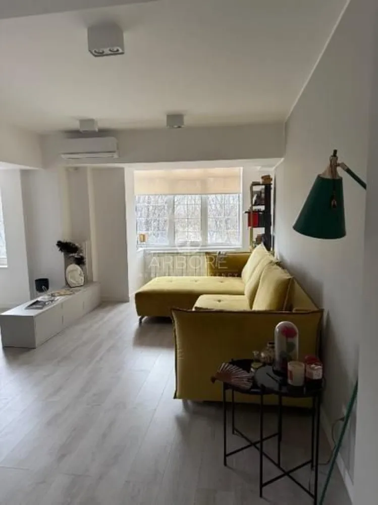 Apartament modern de inchiriat Unirii - Se oferă spre închiriere apartament modern, cu o suprafață de 70 mp, situat la etajul 1 din 8, într-un imobil îngrijit. Apartamentul este luminos, spațios și bine compartimentat, amenajat într-un stil contemporan, ideal pentru un stil de viață confortabil.

Imobilul beneficiază de termoficare, fără a fi existat vreodată probleme cu furnizarea căldurii sau a apei calde. Zona este liniștită și bine conectată la mijloace de transport, magazine și alte facilități urbane.

Se caută chiriasi serioși, de încredere, cu job stabil, care să respecte proprietatea și vecinii.
Ideal pentru un cuplu sau o persoană care apreciază confortul și ordinea.

Disponibil imediat . Se inchiriaza complet mobilat si utilat.

Va stam la dispozitie pentru informatii suplimentare sau pentru programarea unei vizionari.
 
Comisionul agentiei este de 50% din prima prima luna, iar perioada minima a inchirierii este de 12 luni.

Cu deosebita consideratie, 
Arbore Real Estate