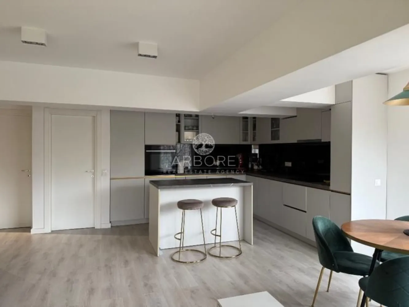 Apartament modern de inchiriat Unirii - Se oferă spre închiriere apartament modern, cu o suprafață de 70 mp, situat la etajul 1 din 8, într-un imobil îngrijit. Apartamentul este luminos, spațios și bine compartimentat, amenajat într-un stil contemporan, ideal pentru un stil de viață confortabil.

Imobilul beneficiază de termoficare, fără a fi existat vreodată probleme cu furnizarea căldurii sau a apei calde. Zona este liniștită și bine conectată la mijloace de transport, magazine și alte facilități urbane.

Se caută chiriasi serioși, de încredere, cu job stabil, care să respecte proprietatea și vecinii.
Ideal pentru un cuplu sau o persoană care apreciază confortul și ordinea.

Disponibil imediat . Se inchiriaza complet mobilat si utilat.

Va stam la dispozitie pentru informatii suplimentare sau pentru programarea unei vizionari.
 
Comisionul agentiei este de 50% din prima prima luna, iar perioada minima a inchirierii este de 12 luni.

Cu deosebita consideratie, 
Arbore Real Estate
