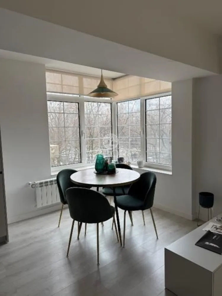 Apartament modern de inchiriat Unirii - Se oferă spre închiriere apartament modern, cu o suprafață de 70 mp, situat la etajul 1 din 8, într-un imobil îngrijit. Apartamentul este luminos, spațios și bine compartimentat, amenajat într-un stil contemporan, ideal pentru un stil de viață confortabil.

Imobilul beneficiază de termoficare, fără a fi existat vreodată probleme cu furnizarea căldurii sau a apei calde. Zona este liniștită și bine conectată la mijloace de transport, magazine și alte facilități urbane.

Se caută chiriasi serioși, de încredere, cu job stabil, care să respecte proprietatea și vecinii.
Ideal pentru un cuplu sau o persoană care apreciază confortul și ordinea.

Disponibil imediat . Se inchiriaza complet mobilat si utilat.

Va stam la dispozitie pentru informatii suplimentare sau pentru programarea unei vizionari.
 
Comisionul agentiei este de 50% din prima prima luna, iar perioada minima a inchirierii este de 12 luni.

Cu deosebita consideratie, 
Arbore Real Estate