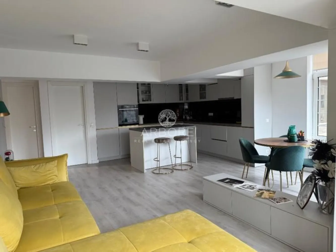 Apartament modern de inchiriat Unirii - Se oferă spre închiriere apartament modern, cu o suprafață de 70 mp, situat la etajul 1 din 8, într-un imobil îngrijit. Apartamentul este luminos, spațios și bine compartimentat, amenajat într-un stil contemporan, ideal pentru un stil de viață confortabil.

Imobilul beneficiază de termoficare, fără a fi existat vreodată probleme cu furnizarea căldurii sau a apei calde. Zona este liniștită și bine conectată la mijloace de transport, magazine și alte facilități urbane.

Se caută chiriasi serioși, de încredere, cu job stabil, care să respecte proprietatea și vecinii.
Ideal pentru un cuplu sau o persoană care apreciază confortul și ordinea.

Disponibil imediat . Se inchiriaza complet mobilat si utilat.

Va stam la dispozitie pentru informatii suplimentare sau pentru programarea unei vizionari.
 
Comisionul agentiei este de 50% din prima prima luna, iar perioada minima a inchirierii este de 12 luni.

Cu deosebita consideratie, 
Arbore Real Estate