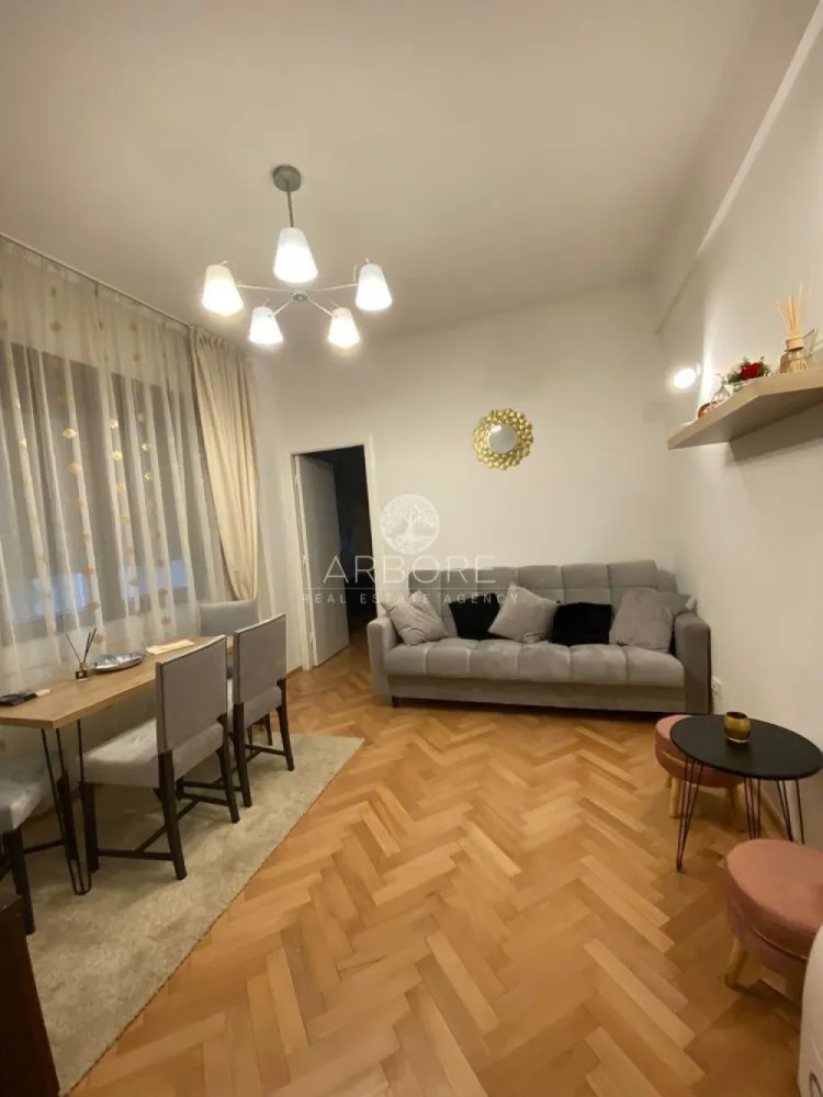Apartament de inchiriat 2 camere Calea Victoriei - INCHIRIERE APT 2 CAMERE- Calea Victoriei -Piata Amzei 

Apartament situat la parter,(P+3) curte interioară (fară zgomot din Calea Victoriei). 
2 minute Metrou si statii autobuze Piata Romană.
Blocul beneficiază de 2 intrari.
Mobilat si utilat (centrala proprie,AC,masina spalat, plita, microunde,hota,TV,frigider,baie cu cada,etc.) doar pentru nefumători si non pet-friendly.
Disponibil imediat . Se inchiriaza complet mobilat si utilat.
Va stam la dispozitie pentru informatii suplimentare sau pentru programarea unei vizionari.
Comisionul agentiei este de 50% din prima prima luna, iar perioada minima a inchirierii este de 12 luni.

Cu deosebita consideratie, 
Arbore Real Estate