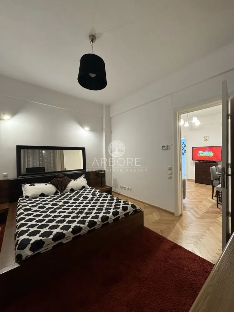 Apartament de inchiriat 2 camere Calea Victoriei - INCHIRIERE APT 2 CAMERE- Calea Victoriei -Piata Amzei 

Apartament situat la parter,(P+3) curte interioară (fară zgomot din Calea Victoriei). 
2 minute Metrou si statii autobuze Piata Romană.
Blocul beneficiază de 2 intrari.
Mobilat si utilat (centrala proprie,AC,masina spalat, plita, microunde,hota,TV,frigider,baie cu cada,etc.) doar pentru nefumători si non pet-friendly.
Disponibil imediat . Se inchiriaza complet mobilat si utilat.
Va stam la dispozitie pentru informatii suplimentare sau pentru programarea unei vizionari.
Comisionul agentiei este de 50% din prima prima luna, iar perioada minima a inchirierii este de 12 luni.

Cu deosebita consideratie, 
Arbore Real Estate