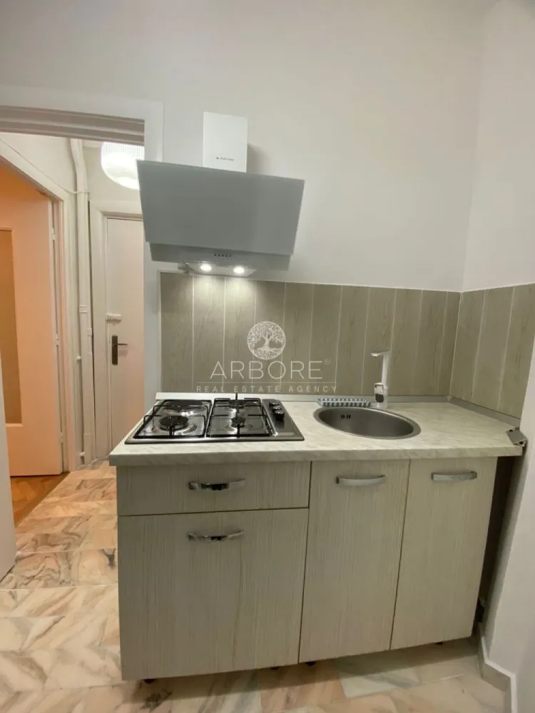 Apartament de inchiriat 2 camere Calea Victoriei - INCHIRIERE APT 2 CAMERE- Calea Victoriei -Piata Amzei 

Apartament situat la parter,(P+3) curte interioară (fară zgomot din Calea Victoriei). 
2 minute Metrou si statii autobuze Piata Romană.
Blocul beneficiază de 2 intrari.
Mobilat si utilat (centrala proprie,AC,masina spalat, plita, microunde,hota,TV,frigider,baie cu cada,etc.) doar pentru nefumători si non pet-friendly.
Disponibil imediat . Se inchiriaza complet mobilat si utilat.
Va stam la dispozitie pentru informatii suplimentare sau pentru programarea unei vizionari.
Comisionul agentiei este de 50% din prima prima luna, iar perioada minima a inchirierii este de 12 luni.

Cu deosebita consideratie, 
Arbore Real Estate