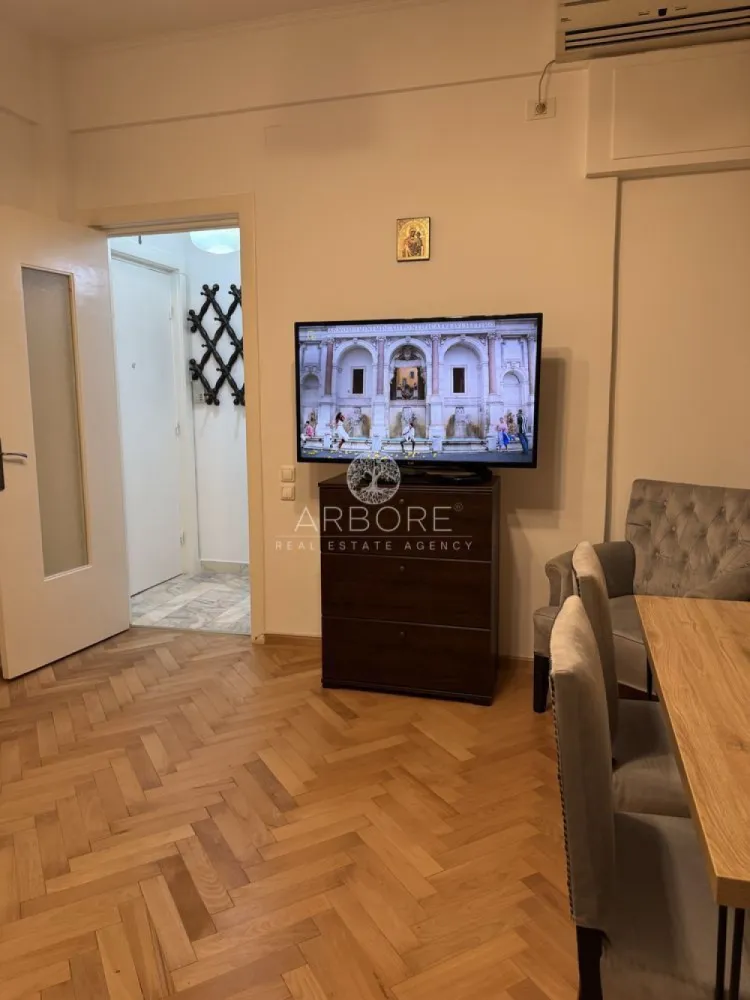 Apartament de inchiriat 2 camere Calea Victoriei - INCHIRIERE APT 2 CAMERE- Calea Victoriei -Piata Amzei 

Apartament situat la parter,(P+3) curte interioară (fară zgomot din Calea Victoriei). 
2 minute Metrou si statii autobuze Piata Romană.
Blocul beneficiază de 2 intrari.
Mobilat si utilat (centrala proprie,AC,masina spalat, plita, microunde,hota,TV,frigider,baie cu cada,etc.) doar pentru nefumători si non pet-friendly.
Disponibil imediat . Se inchiriaza complet mobilat si utilat.
Va stam la dispozitie pentru informatii suplimentare sau pentru programarea unei vizionari.
Comisionul agentiei este de 50% din prima prima luna, iar perioada minima a inchirierii este de 12 luni.

Cu deosebita consideratie, 
Arbore Real Estate