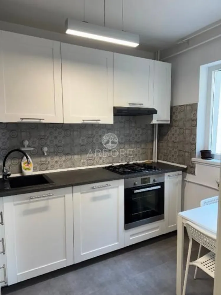 Apartament de inchiriat, metrou Tineretului - Apartament cu 3 camere, decomandat, situat la etajul 9 din 10, într-un imobil bine întreținut, aflat la doar 3 minute de mers pe jos de stația de metrou Tineretului. Locuința beneficiază de o compartimentare eficientă, oferind intimitate și confort, cu camere luminoase și bine proporționate. Poziționarea la etaj superior asigură o priveliște deschisă și liniște, departe de agitația străzii. Zona este excelent conectată la mijloacele de transport în comun și oferă acces rapid către parcuri, școli, magazine și alte facilități urbane. Ideal pentru locuit sau investiție. 
Disponibil imediat . Seinchiriaza complet mobilat si utilat.
Va stam la dispozitie pentru informatii suplimentare sau pentru programarea unei vizionari.
Comisionul agentiei este de 50% din prima prima luna, iar perioada minima a inchirierii este de 12 luni.

Cu deosebita consideratie, 
Arbore Real Estate