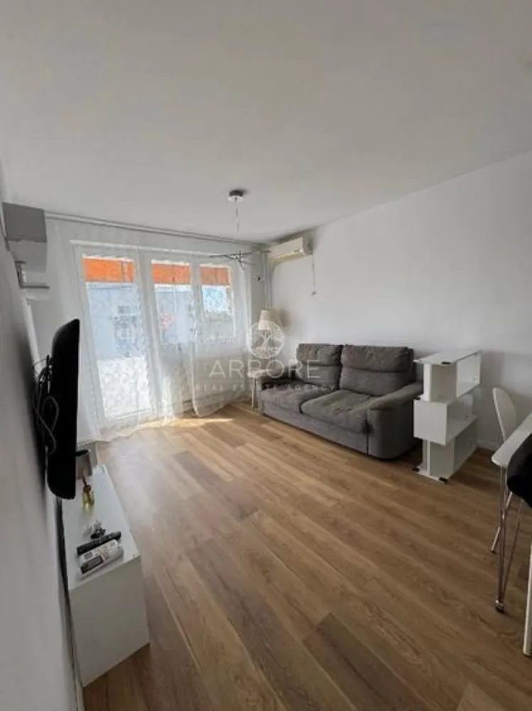 Apartament de inchiriat, metrou Tineretului - Apartament cu 3 camere, decomandat, situat la etajul 9 din 10, într-un imobil bine întreținut, aflat la doar 3 minute de mers pe jos de stația de metrou Tineretului. Locuința beneficiază de o compartimentare eficientă, oferind intimitate și confort, cu camere luminoase și bine proporționate. Poziționarea la etaj superior asigură o priveliște deschisă și liniște, departe de agitația străzii. Zona este excelent conectată la mijloacele de transport în comun și oferă acces rapid către parcuri, școli, magazine și alte facilități urbane. Ideal pentru locuit sau investiție. 
Disponibil imediat . Seinchiriaza complet mobilat si utilat.
Va stam la dispozitie pentru informatii suplimentare sau pentru programarea unei vizionari.
Comisionul agentiei este de 50% din prima prima luna, iar perioada minima a inchirierii este de 12 luni.

Cu deosebita consideratie, 
Arbore Real Estate