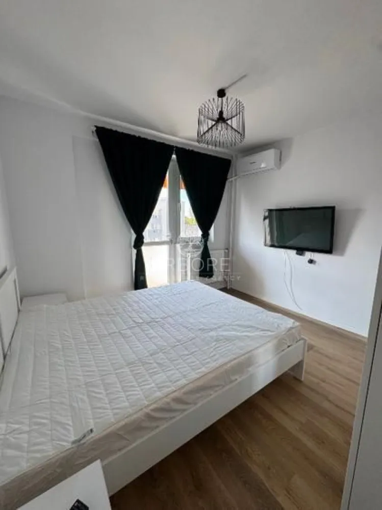Apartament de inchiriat, metrou Tineretului - Apartament cu 3 camere, decomandat, situat la etajul 9 din 10, într-un imobil bine întreținut, aflat la doar 3 minute de mers pe jos de stația de metrou Tineretului. Locuința beneficiază de o compartimentare eficientă, oferind intimitate și confort, cu camere luminoase și bine proporționate. Poziționarea la etaj superior asigură o priveliște deschisă și liniște, departe de agitația străzii. Zona este excelent conectată la mijloacele de transport în comun și oferă acces rapid către parcuri, școli, magazine și alte facilități urbane. Ideal pentru locuit sau investiție. 
Disponibil imediat . Seinchiriaza complet mobilat si utilat.
Va stam la dispozitie pentru informatii suplimentare sau pentru programarea unei vizionari.
Comisionul agentiei este de 50% din prima prima luna, iar perioada minima a inchirierii este de 12 luni.

Cu deosebita consideratie, 
Arbore Real Estate