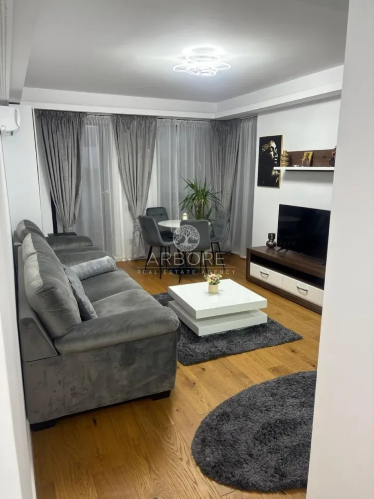 Apartament de lux 2 camere zona ultracentrala, complex rezidential - Inchiriere apartament 2 camere nou, complex rezidential, zona ultracentrala, langa Manastirea Antim, zona foarte linistita, mobilat de lux, 2 grupuri sanitare, terasa mare, incalzire in pardoseala, bucatarie dotata, plita gaz, cuptor electric, cuptor microunde, combina frigorifica, masina spalat cu uscator, loc parcare, multiple dotari. Apartamentul este in proxima apropiere a Palatului Parlamentului, ministere, Piata Unirii, cu acces imediat la zonele de interes si mijloacele de transport in comun.
Disponibil imediat . Seinchiriaza complet mobilat si utilat.
Va stam la dispozitie pentru informatii suplimentare sau pentru programarea unei vizionari.
Comisionul agentiei este de 50% din prima prima luna, iar perioada minima a inchirierii este de 12 luni.

Cu deosebita consideratie, 
Arbore Real Estate