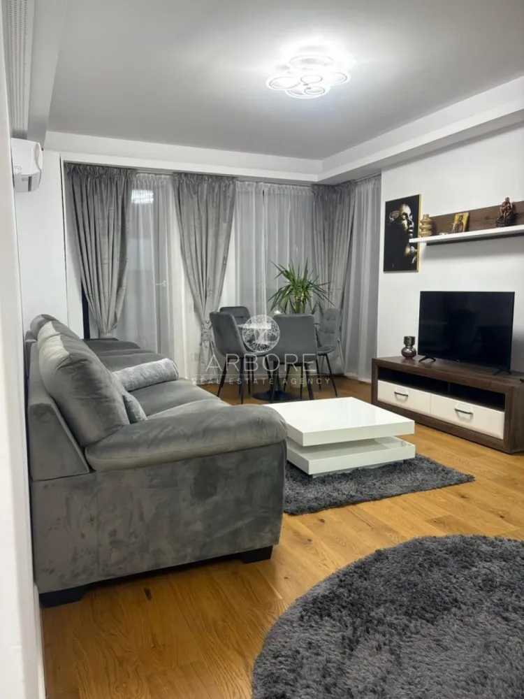 Apartament de lux 2 camere zona ultracentrala, complex rezidential - Inchiriere apartament 2 camere nou, complex rezidential, zona ultracentrala, langa Manastirea Antim, zona foarte linistita, mobilat de lux, 2 grupuri sanitare, terasa mare, incalzire in pardoseala, bucatarie dotata, plita gaz, cuptor electric, cuptor microunde, combina frigorifica, masina spalat cu uscator, loc parcare, multiple dotari. Apartamentul este in proxima apropiere a Palatului Parlamentului, ministere, Piata Unirii, cu acces imediat la zonele de interes si mijloacele de transport in comun.
Disponibil imediat . Seinchiriaza complet mobilat si utilat.
Va stam la dispozitie pentru informatii suplimentare sau pentru programarea unei vizionari.
Comisionul agentiei este de 50% din prima prima luna, iar perioada minima a inchirierii este de 12 luni.

Cu deosebita consideratie, 
Arbore Real Estate