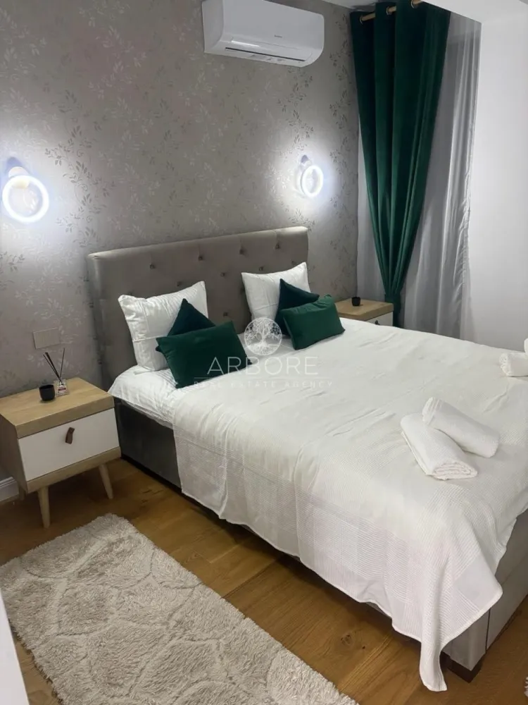 Apartament de lux 2 camere zona ultracentrala, complex rezidential - Inchiriere apartament 2 camere nou, complex rezidential, zona ultracentrala, langa Manastirea Antim, zona foarte linistita, mobilat de lux, 2 grupuri sanitare, terasa mare, incalzire in pardoseala, bucatarie dotata, plita gaz, cuptor electric, cuptor microunde, combina frigorifica, masina spalat cu uscator, loc parcare, multiple dotari. Apartamentul este in proxima apropiere a Palatului Parlamentului, ministere, Piata Unirii, cu acces imediat la zonele de interes si mijloacele de transport in comun.
Disponibil imediat . Seinchiriaza complet mobilat si utilat.
Va stam la dispozitie pentru informatii suplimentare sau pentru programarea unei vizionari.
Comisionul agentiei este de 50% din prima prima luna, iar perioada minima a inchirierii este de 12 luni.

Cu deosebita consideratie, 
Arbore Real Estate