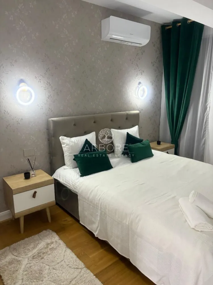 Apartament de lux 2 camere zona ultracentrala, complex rezidential - Inchiriere apartament 2 camere nou, complex rezidential, zona ultracentrala, langa Manastirea Antim, zona foarte linistita, mobilat de lux, 2 grupuri sanitare, terasa mare, incalzire in pardoseala, bucatarie dotata, plita gaz, cuptor electric, cuptor microunde, combina frigorifica, masina spalat cu uscator, loc parcare, multiple dotari. Apartamentul este in proxima apropiere a Palatului Parlamentului, ministere, Piata Unirii, cu acces imediat la zonele de interes si mijloacele de transport in comun.
Disponibil imediat . Seinchiriaza complet mobilat si utilat.
Va stam la dispozitie pentru informatii suplimentare sau pentru programarea unei vizionari.
Comisionul agentiei este de 50% din prima prima luna, iar perioada minima a inchirierii este de 12 luni.

Cu deosebita consideratie, 
Arbore Real Estate