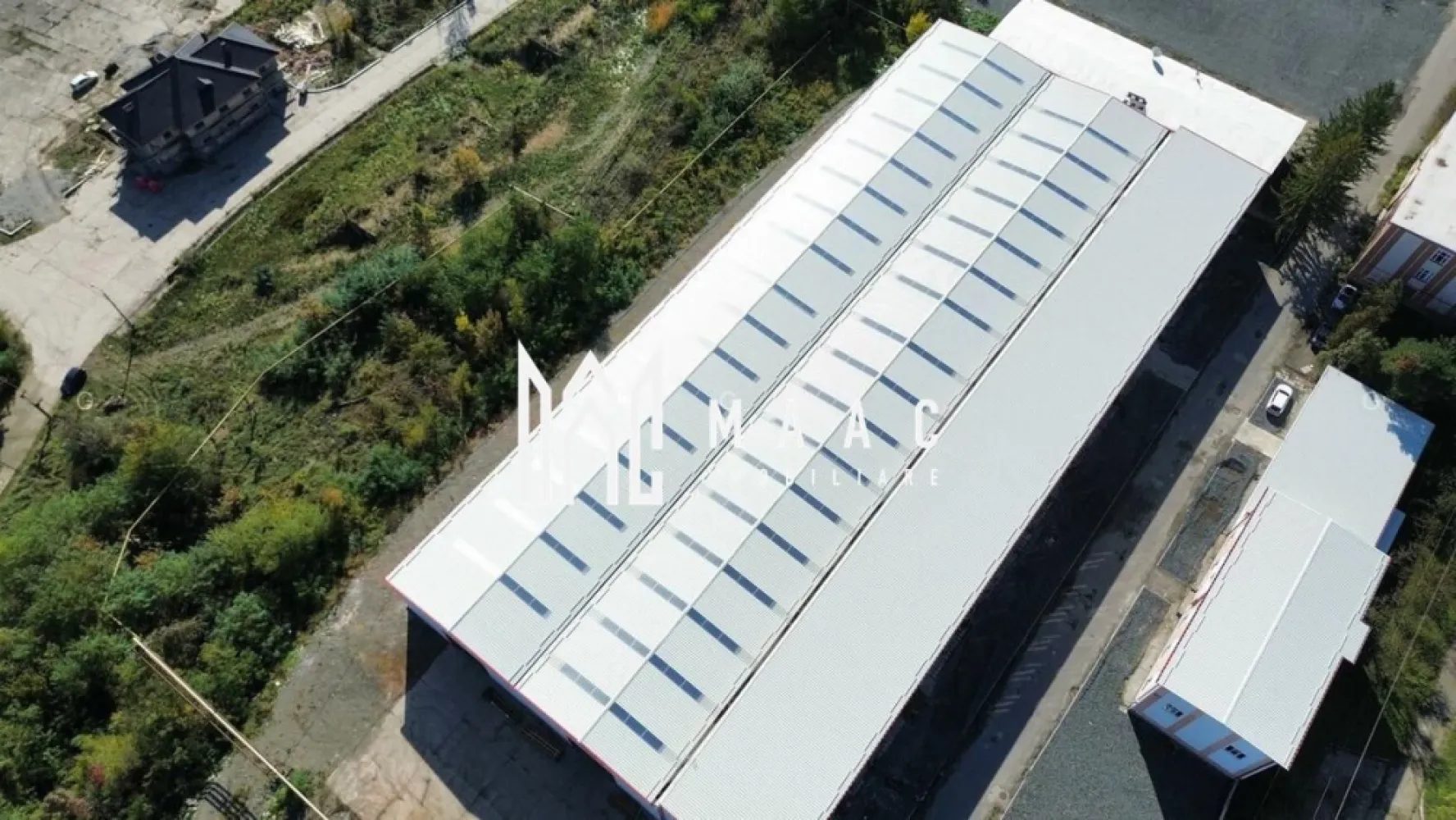 Hala producție I 6857 mp I Acces TIR I Pod Rulant I Mârșa - MAAC Imobiliare prezintă spre închiriere o hală industrială modernizată în 2024, situată în Parcul Industrial din satul Marșa, orașul Avrig, jud. Sibiu, cu acces facil direct din DJ 105G. O proprietate de clasă industrială B, pregătită pentru operațiuni complexe de producție, logistică, depozitare sau distribuție. Caracteristici generale - Acces pe drum betonat pentru autoturisme, autoutilitare, TIR și pietonal - Potrivită pentru activități industriale, logistice sau comerciale - Infrastructură modernizată, adaptată fluxurilor de lucru intensive Specificatii tehnice – Clădire clasa B - Structură în cadre, îmbrăcate cu panouri sandwich de 10 cm și 8 cm - Suprafață totală: 6.857 mp, incluzând birouri și grupuri sanitare - Stâlpi și grinzi din beton, grid structural 11,4 m x 17,3 m - Pardoseală industrială din beton, capacitate 6 tone/mp - Înălțime utilă hală: 7,7 m Echipamente industriale - 3 poduri rulante: - 2 x 12,5 tone, înălțime până la cârlig: 5,51 m - 1 x 5 tone, înălțime până la cârlig: 4,96 m - 2 macarale la sol, braț rotativ, capacitate 2 tone - Înălțime utilă pod rulant: 5,52 m Acces și infrastructură - Porți industriale: 4,47 m / 5,84 m - Uși industriale automatizate, tip drive‑in - Iluminat industrial LED - Alimentare electrică cu contoare separate - Alimentare cu apă industrială - Posibilitate racordare la gaz, telefonie și internet Informații financiare - Prețul afișat reprezintă o valoare orientativă pentru un spațiu cu dotări standard - Costurile operaționale, impozitul și asigurarea nu sunt incluse - Prețul final se stabilește în funcție de: - cerințele specifice ale chiriașului - investițiile suplimentare necesare - durata contractuală asumată Pentru mai multe detalii și pentru a programa o vizionare, contactați MAAC Imobiliare specificând ID CP2889727. }}