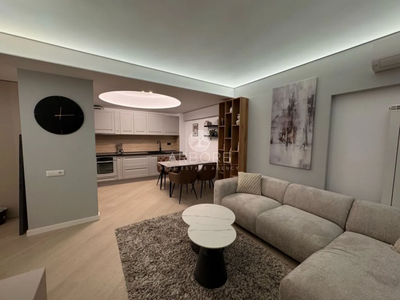 Apartament 3 camere de lux de închiriat mobilat si utilat – Pipera - Arbore Real Estate vă propune spre închiriere un apartament nou, cu 3 camere, situat la etajul 7 din 9, într-un complex rezidențial exclusivist din Pipera, cu loc de parcare inclus.

📐 Compartimentare: decomandat
📍 Locație: Pipera – complex premium
🛋️ Mobilat & utilat complet, gata de mutat
🚗 Loc de parcare inclus

Dotări și finisaje de top:
2 grupuri sanitare
Aer condiționat multisplit în toate camerele (LG)
Uși interioare tip Filomuro
Iluminat LED și tavane extensibile Barissol
Balcon-terasă spațios, cu mobilă de exterior (fotolii și canapea)
Mobilier de lux și finisaje premium
Centrala termică individuală Ariston
Bucătărie complet echipată:
Plită cu inducție & cuptor Electrolux
Mașină de spălat rufe cu uscător
Mașină de spălat vase
Cuptor cu microunde
Veselă, tacâmuri, pahare, oale pentru inducție, aspirator, uscător de rufe, lenjerie, etc.
Dormitoare:
Dormitor matrimonial cu pat și saltea latex (40 cm), pilotă, perne de calitate superioară
Dormitor secundar cu dressing generos – poate fi amenajat ca birou sau cameră copil, în funcție de nevoi
Complexul oferă un stil de viață premium:
🏊‍♂️ Bazin semiolimpic de înot
🏃‍♂️ Pistă de alergare de peste 1,5 km
🧘‍♀️ Centru fitness & wellness
🛍️ Zonă comercială proprie
🚗 Parcare subterană și supraterană
🌳 Peste 10.000 mp de spații verzi amenajate
Finisaje premium ale complexului:
Fațadă ventilată SwissPearl
Balcoane cu pardoseală flotantă
Tâmplărie din aluminiu Schuco
Ascensoare Otis
Ușă metalică securizată Pinum/Piacentini
Obiecte sanitare Daniel Rubinetterie
Parchet Balterio
Plăci ceramice Keratile

💼 Disponibil din 20.05.2026
Comision agentie 50% 
💬 Pentru mai multe detalii sau programarea unei vizionări, nu ezitați să ne contactați!

Cu deosebită considerație,
Arbore Real Estate
📞 Robert Gurban – Broker Imobiliar
📧 robert@arbore.ro
🌐 www.arbore.ro
📱 +40 757 741 768