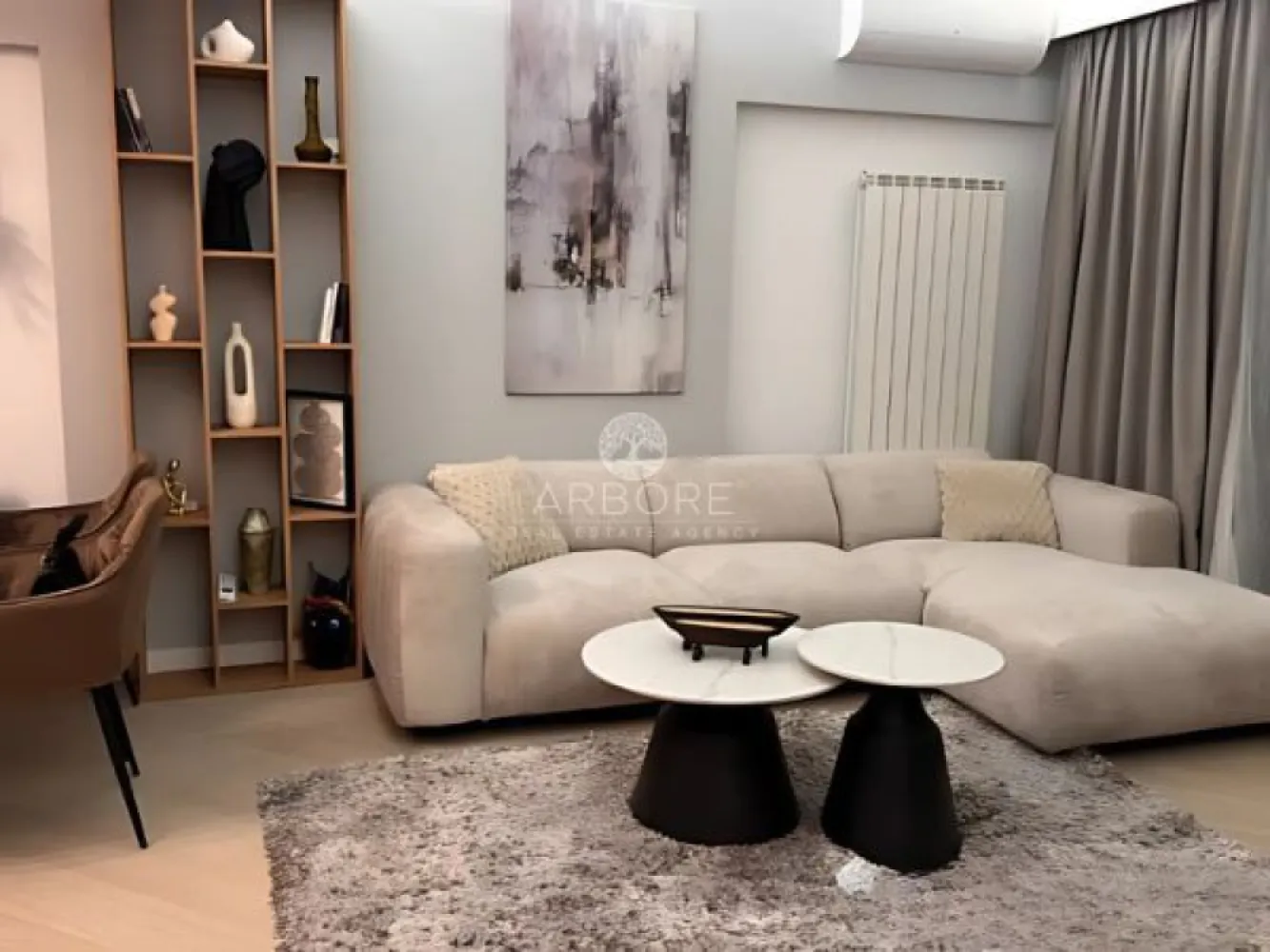 Apartament 3 camere de lux de închiriat mobilat si utilat – Pipera - Arbore Real Estate vă propune spre închiriere un apartament nou, cu 3 camere, situat la etajul 7 din 9, într-un complex rezidențial exclusivist din Pipera, cu loc de parcare inclus.

📐 Compartimentare: decomandat
📍 Locație: Pipera – complex premium
🛋️ Mobilat & utilat complet, gata de mutat
🚗 Loc de parcare inclus

Dotări și finisaje de top:
2 grupuri sanitare
Aer condiționat multisplit în toate camerele (LG)
Uși interioare tip Filomuro
Iluminat LED și tavane extensibile Barissol
Balcon-terasă spațios, cu mobilă de exterior (fotolii și canapea)
Mobilier de lux și finisaje premium
Centrala termică individuală Ariston
Bucătărie complet echipată:
Plită cu inducție & cuptor Electrolux
Mașină de spălat rufe cu uscător
Mașină de spălat vase
Cuptor cu microunde
Veselă, tacâmuri, pahare, oale pentru inducție, aspirator, uscător de rufe, lenjerie, etc.
Dormitoare:
Dormitor matrimonial cu pat și saltea latex (40 cm), pilotă, perne de calitate superioară
Dormitor secundar cu dressing generos – poate fi amenajat ca birou sau cameră copil, în funcție de nevoi
Complexul oferă un stil de viață premium:
🏊‍♂️ Bazin semiolimpic de înot
🏃‍♂️ Pistă de alergare de peste 1,5 km
🧘‍♀️ Centru fitness & wellness
🛍️ Zonă comercială proprie
🚗 Parcare subterană și supraterană
🌳 Peste 10.000 mp de spații verzi amenajate
Finisaje premium ale complexului:
Fațadă ventilată SwissPearl
Balcoane cu pardoseală flotantă
Tâmplărie din aluminiu Schuco
Ascensoare Otis
Ușă metalică securizată Pinum/Piacentini
Obiecte sanitare Daniel Rubinetterie
Parchet Balterio
Plăci ceramice Keratile

💼 Disponibil din 20.05.2026
Comision agentie 50% 
💬 Pentru mai multe detalii sau programarea unei vizionări, nu ezitați să ne contactați!

Cu deosebită considerație,
Arbore Real Estate
📞 Robert Gurban – Broker Imobiliar
📧 robert@arbore.ro
🌐 www.arbore.ro
📱 +40 757 741 768
