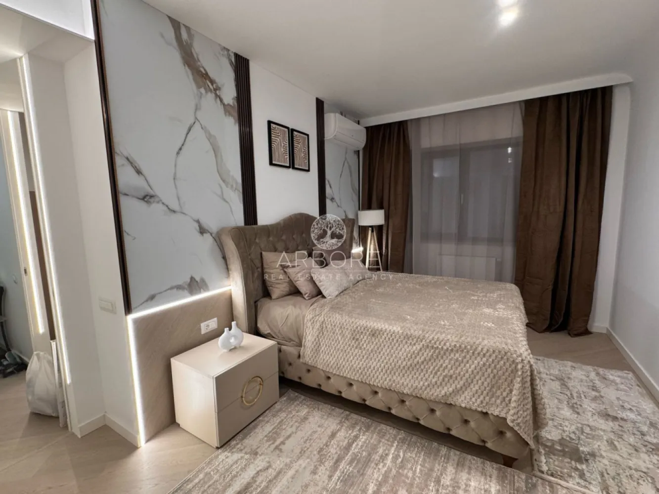 Apartament 3 camere de lux de închiriat mobilat si utilat – Pipera - Arbore Real Estate vă propune spre închiriere un apartament nou, cu 3 camere, situat la etajul 7 din 9, într-un complex rezidențial exclusivist din Pipera, cu loc de parcare inclus.

📐 Compartimentare: decomandat
📍 Locație: Pipera – complex premium
🛋️ Mobilat & utilat complet, gata de mutat
🚗 Loc de parcare inclus

Dotări și finisaje de top:
2 grupuri sanitare
Aer condiționat multisplit în toate camerele (LG)
Uși interioare tip Filomuro
Iluminat LED și tavane extensibile Barissol
Balcon-terasă spațios, cu mobilă de exterior (fotolii și canapea)
Mobilier de lux și finisaje premium
Centrala termică individuală Ariston
Bucătărie complet echipată:
Plită cu inducție & cuptor Electrolux
Mașină de spălat rufe cu uscător
Mașină de spălat vase
Cuptor cu microunde
Veselă, tacâmuri, pahare, oale pentru inducție, aspirator, uscător de rufe, lenjerie, etc.
Dormitoare:
Dormitor matrimonial cu pat și saltea latex (40 cm), pilotă, perne de calitate superioară
Dormitor secundar cu dressing generos – poate fi amenajat ca birou sau cameră copil, în funcție de nevoi
Complexul oferă un stil de viață premium:
🏊‍♂️ Bazin semiolimpic de înot
🏃‍♂️ Pistă de alergare de peste 1,5 km
🧘‍♀️ Centru fitness & wellness
🛍️ Zonă comercială proprie
🚗 Parcare subterană și supraterană
🌳 Peste 10.000 mp de spații verzi amenajate
Finisaje premium ale complexului:
Fațadă ventilată SwissPearl
Balcoane cu pardoseală flotantă
Tâmplărie din aluminiu Schuco
Ascensoare Otis
Ușă metalică securizată Pinum/Piacentini
Obiecte sanitare Daniel Rubinetterie
Parchet Balterio
Plăci ceramice Keratile

💼 Disponibil din 20.05.2026
Comision agentie 50% 
💬 Pentru mai multe detalii sau programarea unei vizionări, nu ezitați să ne contactați!

Cu deosebită considerație,
Arbore Real Estate
📞 Robert Gurban – Broker Imobiliar
📧 robert@arbore.ro
🌐 www.arbore.ro
📱 +40 757 741 768