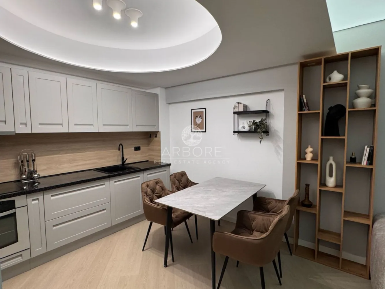 Apartament 3 camere de lux de închiriat mobilat si utilat – Pipera - Arbore Real Estate vă propune spre închiriere un apartament nou, cu 3 camere, situat la etajul 7 din 9, într-un complex rezidențial exclusivist din Pipera, cu loc de parcare inclus.

📐 Compartimentare: decomandat
📍 Locație: Pipera – complex premium
🛋️ Mobilat & utilat complet, gata de mutat
🚗 Loc de parcare inclus

Dotări și finisaje de top:
2 grupuri sanitare
Aer condiționat multisplit în toate camerele (LG)
Uși interioare tip Filomuro
Iluminat LED și tavane extensibile Barissol
Balcon-terasă spațios, cu mobilă de exterior (fotolii și canapea)
Mobilier de lux și finisaje premium
Centrala termică individuală Ariston
Bucătărie complet echipată:
Plită cu inducție & cuptor Electrolux
Mașină de spălat rufe cu uscător
Mașină de spălat vase
Cuptor cu microunde
Veselă, tacâmuri, pahare, oale pentru inducție, aspirator, uscător de rufe, lenjerie, etc.
Dormitoare:
Dormitor matrimonial cu pat și saltea latex (40 cm), pilotă, perne de calitate superioară
Dormitor secundar cu dressing generos – poate fi amenajat ca birou sau cameră copil, în funcție de nevoi
Complexul oferă un stil de viață premium:
🏊‍♂️ Bazin semiolimpic de înot
🏃‍♂️ Pistă de alergare de peste 1,5 km
🧘‍♀️ Centru fitness & wellness
🛍️ Zonă comercială proprie
🚗 Parcare subterană și supraterană
🌳 Peste 10.000 mp de spații verzi amenajate
Finisaje premium ale complexului:
Fațadă ventilată SwissPearl
Balcoane cu pardoseală flotantă
Tâmplărie din aluminiu Schuco
Ascensoare Otis
Ușă metalică securizată Pinum/Piacentini
Obiecte sanitare Daniel Rubinetterie
Parchet Balterio
Plăci ceramice Keratile

💼 Disponibil din 20.05.2026
Comision agentie 50% 
💬 Pentru mai multe detalii sau programarea unei vizionări, nu ezitați să ne contactați!

Cu deosebită considerație,
Arbore Real Estate
📞 Robert Gurban – Broker Imobiliar
📧 robert@arbore.ro
🌐 www.arbore.ro
📱 +40 757 741 768