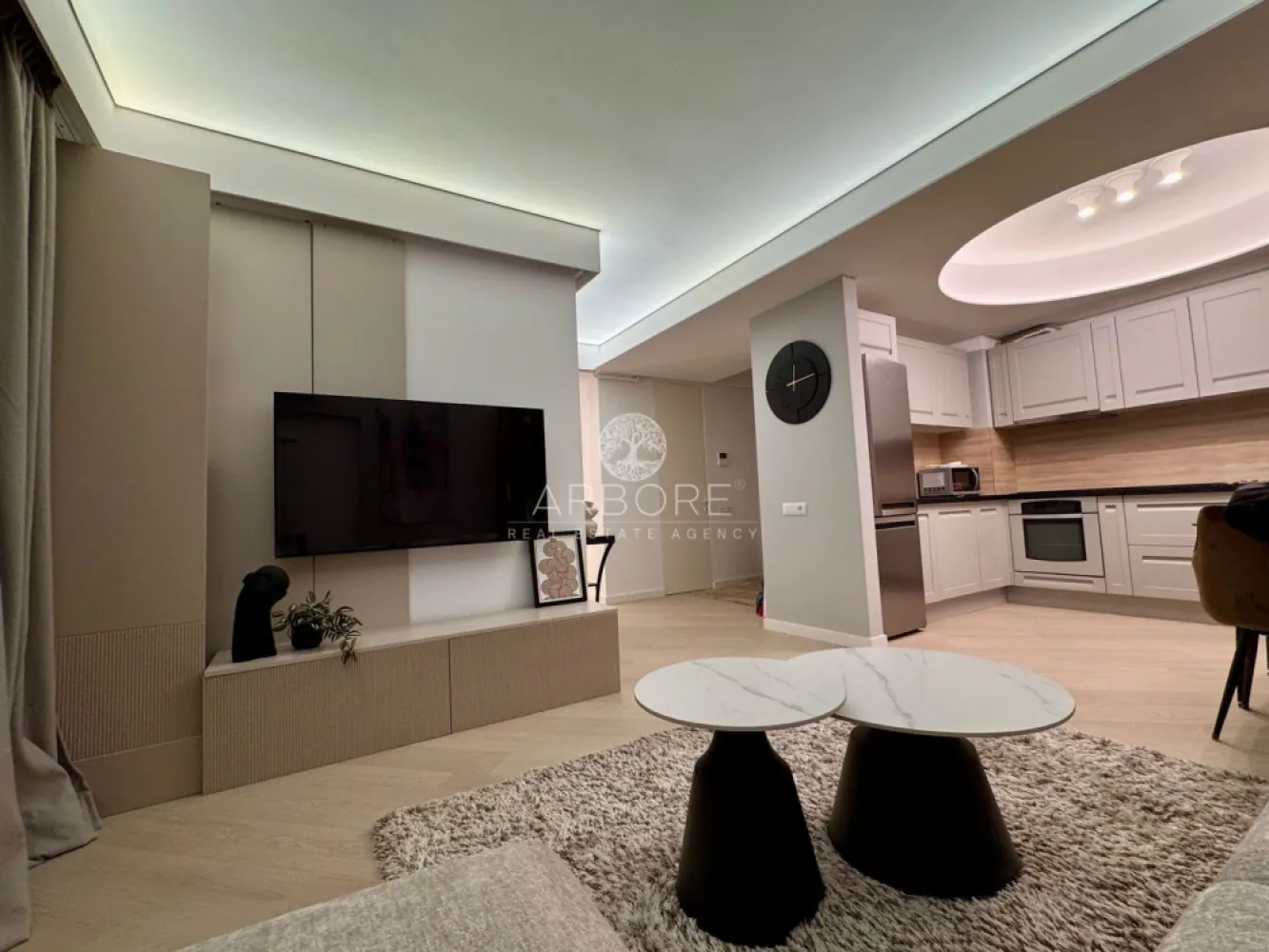Apartament 3 camere de lux de închiriat mobilat si utilat – Pipera - Arbore Real Estate vă propune spre închiriere un apartament nou, cu 3 camere, situat la etajul 7 din 9, într-un complex rezidențial exclusivist din Pipera, cu loc de parcare inclus.

📐 Compartimentare: decomandat
📍 Locație: Pipera – complex premium
🛋️ Mobilat & utilat complet, gata de mutat
🚗 Loc de parcare inclus

Dotări și finisaje de top:
2 grupuri sanitare
Aer condiționat multisplit în toate camerele (LG)
Uși interioare tip Filomuro
Iluminat LED și tavane extensibile Barissol
Balcon-terasă spațios, cu mobilă de exterior (fotolii și canapea)
Mobilier de lux și finisaje premium
Centrala termică individuală Ariston
Bucătărie complet echipată:
Plită cu inducție & cuptor Electrolux
Mașină de spălat rufe cu uscător
Mașină de spălat vase
Cuptor cu microunde
Veselă, tacâmuri, pahare, oale pentru inducție, aspirator, uscător de rufe, lenjerie, etc.
Dormitoare:
Dormitor matrimonial cu pat și saltea latex (40 cm), pilotă, perne de calitate superioară
Dormitor secundar cu dressing generos – poate fi amenajat ca birou sau cameră copil, în funcție de nevoi
Complexul oferă un stil de viață premium:
🏊‍♂️ Bazin semiolimpic de înot
🏃‍♂️ Pistă de alergare de peste 1,5 km
🧘‍♀️ Centru fitness & wellness
🛍️ Zonă comercială proprie
🚗 Parcare subterană și supraterană
🌳 Peste 10.000 mp de spații verzi amenajate
Finisaje premium ale complexului:
Fațadă ventilată SwissPearl
Balcoane cu pardoseală flotantă
Tâmplărie din aluminiu Schuco
Ascensoare Otis
Ușă metalică securizată Pinum/Piacentini
Obiecte sanitare Daniel Rubinetterie
Parchet Balterio
Plăci ceramice Keratile

💼 Disponibil din 20.05.2026
Comision agentie 50% 
💬 Pentru mai multe detalii sau programarea unei vizionări, nu ezitați să ne contactați!

Cu deosebită considerație,
Arbore Real Estate
📞 Robert Gurban – Broker Imobiliar
📧 robert@arbore.ro
🌐 www.arbore.ro
📱 +40 757 741 768