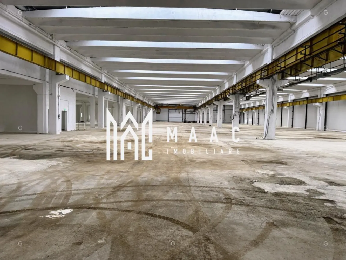 Hala producție I 6857 mp I Acces TIR I Pod Rulant I Mârșa - MAAC Imobiliare prezintă spre închiriere o hală industrială modernizată în 2024, situată în Parcul Industrial din satul Marșa, orașul Avrig, jud. Sibiu, cu acces facil direct din DJ 105G. O proprietate de clasă industrială B, pregătită pentru operațiuni complexe de producție, logistică, depozitare sau distribuție. Caracteristici generale - Acces pe drum betonat pentru autoturisme, autoutilitare, TIR și pietonal - Potrivită pentru activități industriale, logistice sau comerciale - Infrastructură modernizată, adaptată fluxurilor de lucru intensive Specificatii tehnice – Clădire clasa B - Structură în cadre, îmbrăcate cu panouri sandwich de 10 cm și 8 cm - Suprafață totală: 6.857 mp, incluzând birouri și grupuri sanitare - Stâlpi și grinzi din beton, grid structural 11,4 m x 17,3 m - Pardoseală industrială din beton, capacitate 6 tone/mp - Înălțime utilă hală: 7,7 m Echipamente industriale - 3 poduri rulante: - 2 x 12,5 tone, înălțime până la cârlig: 5,51 m - 1 x 5 tone, înălțime până la cârlig: 4,96 m - 2 macarale la sol, braț rotativ, capacitate 2 tone - Înălțime utilă pod rulant: 5,52 m Acces și infrastructură - Porți industriale: 4,47 m / 5,84 m - Uși industriale automatizate, tip drive‑in - Iluminat industrial LED - Alimentare electrică cu contoare separate - Alimentare cu apă industrială - Posibilitate racordare la gaz, telefonie și internet Informații financiare - Prețul afișat reprezintă o valoare orientativă pentru un spațiu cu dotări standard - Costurile operaționale, impozitul și asigurarea nu sunt incluse - Prețul final se stabilește în funcție de: - cerințele specifice ale chiriașului - investițiile suplimentare necesare - durata contractuală asumată Pentru mai multe detalii și pentru a programa o vizionare, contactați MAAC Imobiliare specificând ID CP2889727. }}