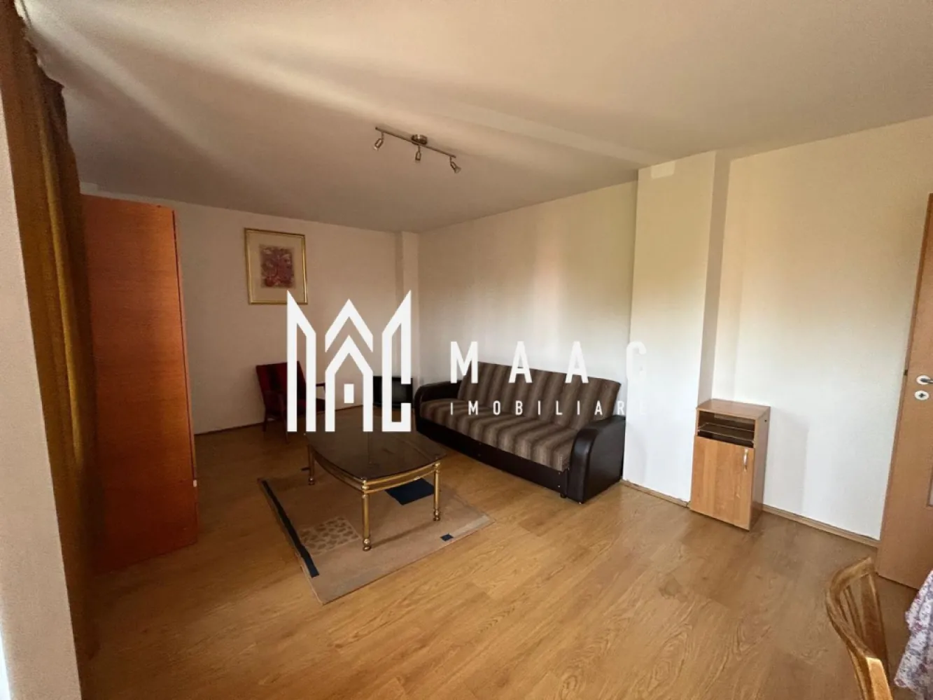 Apartament 2 Camere I Decomandat I Etajul 1 I Strand 2 - Va propunem spre vanzare un apartament de 2 camere decomandat situat la etajul 1 al unui imobil din zona Strand. Apartamentul are o suprafață utilă de 77 mp, la care se adaugă 2 balcone generose, , ideale pentru momente de relaxare sau pentru un spațiu suplimentar de depozitare. Compartimentarea a fost gândită pentru a oferi funcționalitate și confort: două holuri spațioase cu zone dedicate de depozitare, bucătărie complet mobilată și utilată, living luminos și dormitor primitor. Locuinta cuprinde: hol intrare, livind cu iesire in balcon, dormitor cu iesire in balcon, bucatarie, baie. Această proprietate reprezintă o oportunitate ideală pentru cei care caută un cămin confortabil, in zona de Strand aproape de toate facilitățile, parc și mijloacele de transport. Disponibil imediat. Pentru mai multe detalii precizati telefonic ca ati vazut anuntul cu:ID: CP2889920 }}