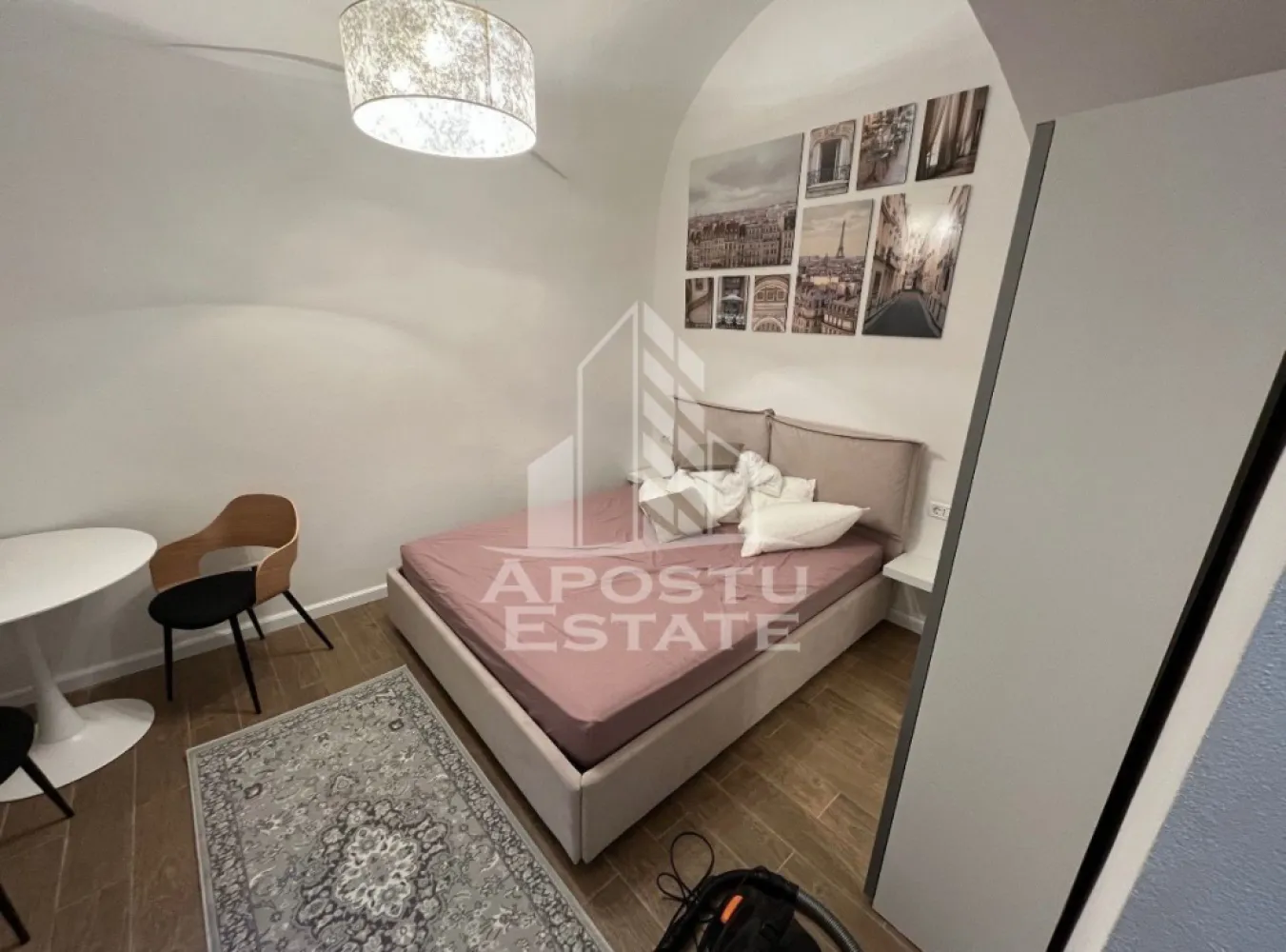 Apartament cu o camera, la parter, in Piata Uniri, in Timisoara - Apostu Estate va propune spre inchiriere un apartament cu 1 camera la parter.
Apartamentul are o suprafata de 25mp.
Compartimentare:
-Hol;
-Bucatarie;
-Dormitor cu pat motrimonial:
-Baie cu cabina de dus.
Se percepe o garantie de 500 euro!
Va asteptam cu drag la o vizionare!
Id intern: CP3123343!