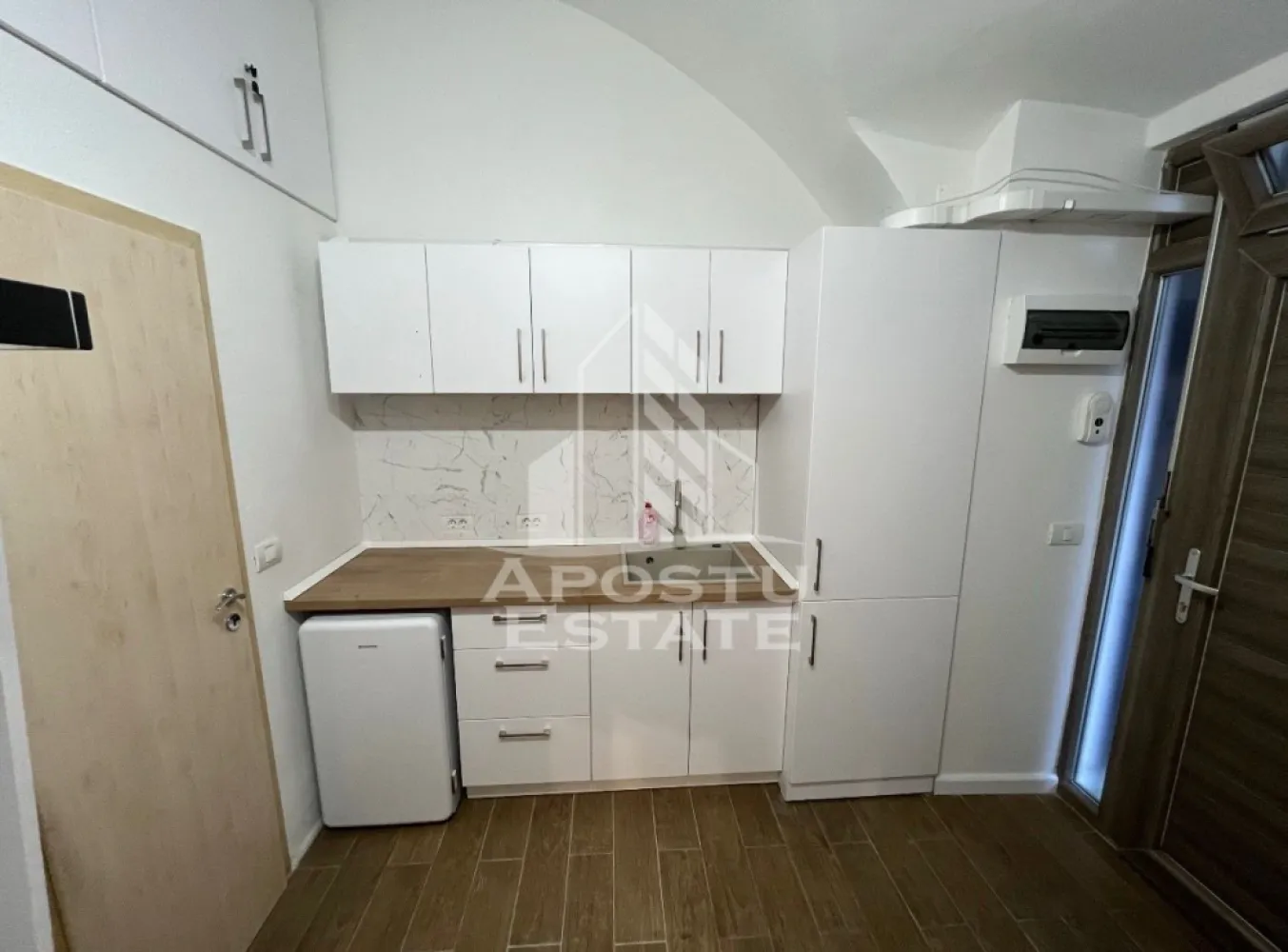 Apartament cu o camera, la parter, in Piata Uniri, in Timisoara - Apostu Estate va propune spre inchiriere un apartament cu 1 camera la parter.
Apartamentul are o suprafata de 25mp.
Compartimentare:
-Hol;
-Bucatarie;
-Dormitor cu pat motrimonial:
-Baie cu cabina de dus.
Se percepe o garantie de 500 euro!
Va asteptam cu drag la o vizionare!
Id intern: CP3123343!
