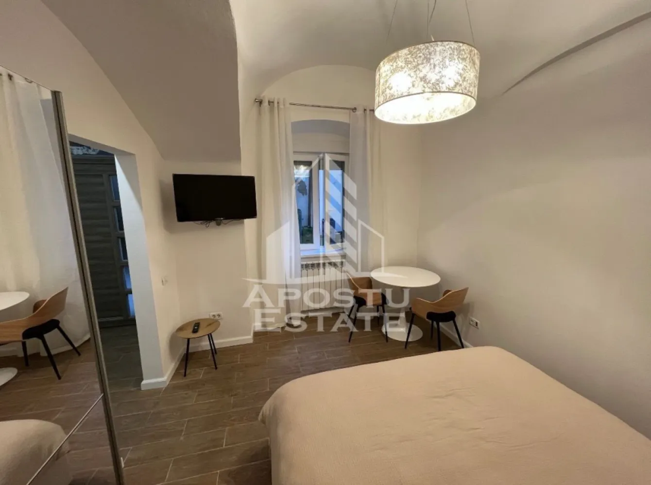 Apartament cu o camera, la parter, in Piata Uniri, in Timisoara - Apostu Estate va propune spre inchiriere un apartament cu 1 camera la parter.
Apartamentul are o suprafata de 25mp.
Compartimentare:
-Hol;
-Bucatarie;
-Dormitor cu pat motrimonial:
-Baie cu cabina de dus.
Se percepe o garantie de 500 euro!
Va asteptam cu drag la o vizionare!
Id intern: CP3123343!