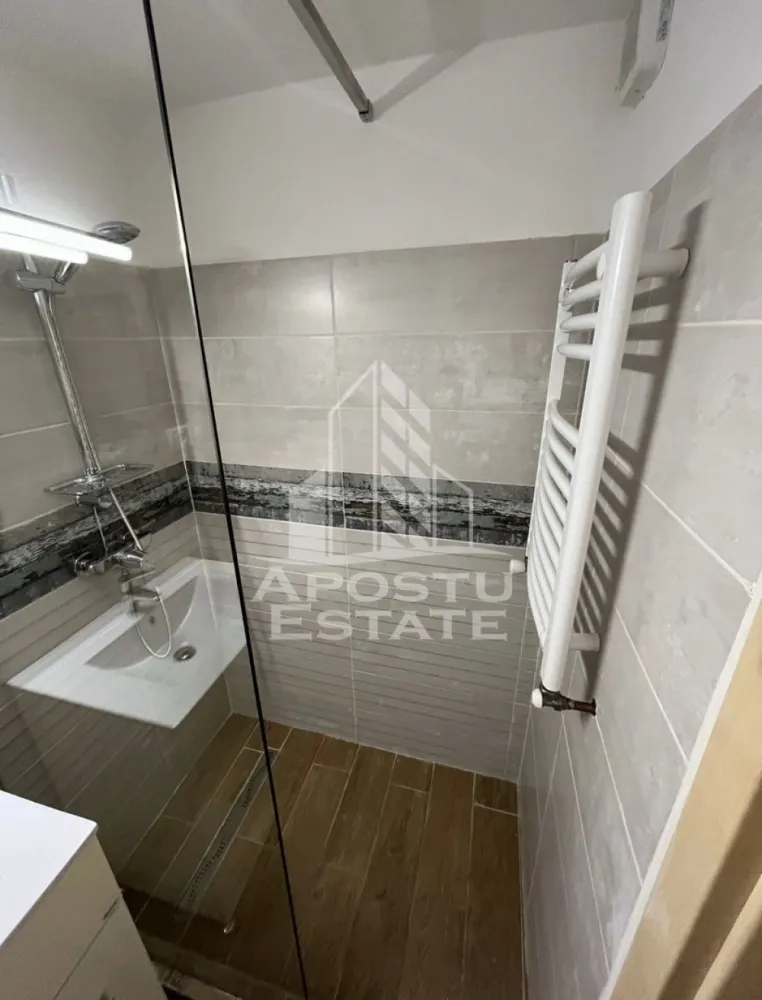 Apartament cu o camera, la parter, in Piata Uniri, in Timisoara - Apostu Estate va propune spre inchiriere un apartament cu 1 camera la parter.
Apartamentul are o suprafata de 25mp.
Compartimentare:
-Hol;
-Bucatarie;
-Dormitor cu pat motrimonial:
-Baie cu cabina de dus.
Se percepe o garantie de 500 euro!
Va asteptam cu drag la o vizionare!
Id intern: CP3123343!