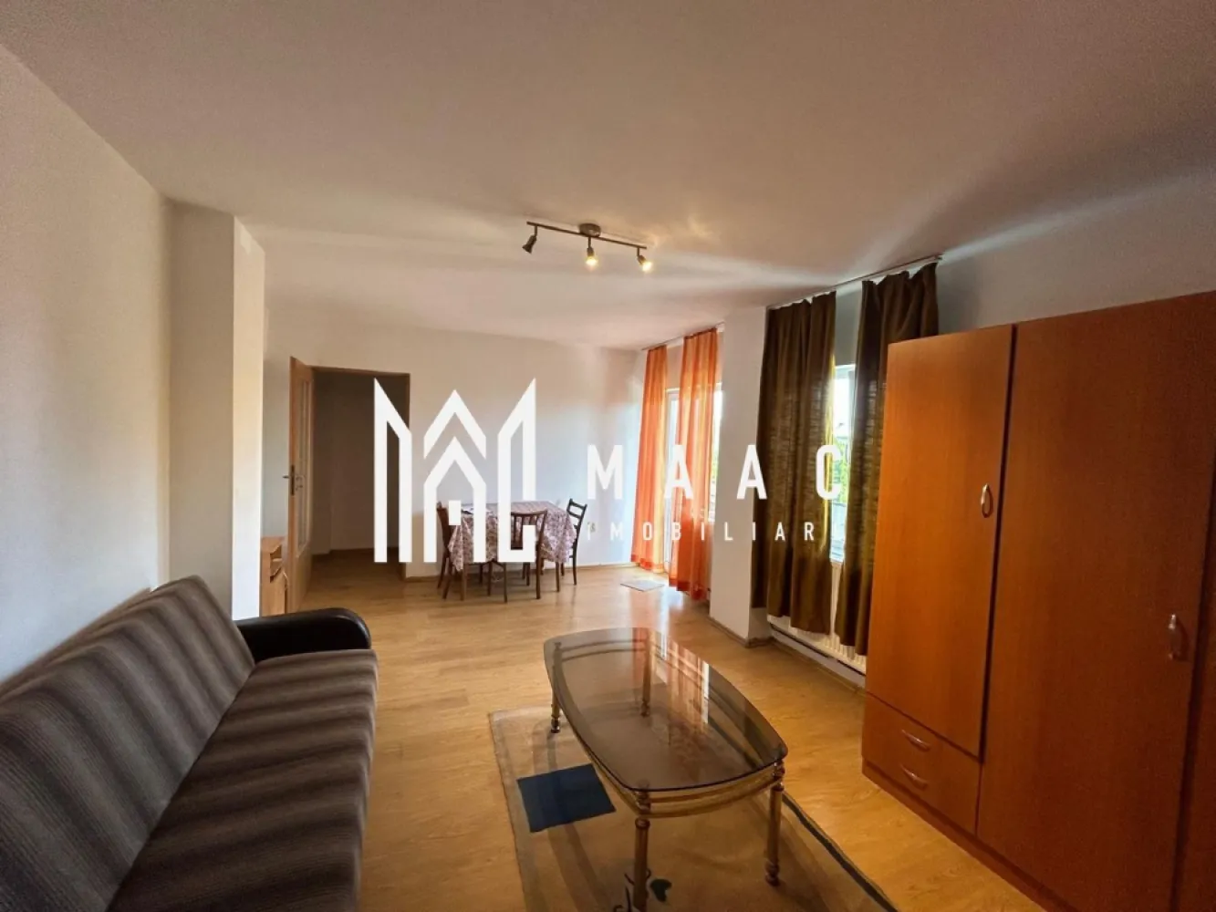 Apartament 2 Camere I Decomandat I Etajul 1 I Strand 2 - Va propunem spre vanzare un apartament de 2 camere decomandat situat la etajul 1 al unui imobil din zona Strand. Apartamentul are o suprafață utilă de 77 mp, la care se adaugă 2 balcone generose, , ideale pentru momente de relaxare sau pentru un spațiu suplimentar de depozitare. Compartimentarea a fost gândită pentru a oferi funcționalitate și confort: două holuri spațioase cu zone dedicate de depozitare, bucătărie complet mobilată și utilată, living luminos și dormitor primitor. Locuinta cuprinde: hol intrare, livind cu iesire in balcon, dormitor cu iesire in balcon, bucatarie, baie. Această proprietate reprezintă o oportunitate ideală pentru cei care caută un cămin confortabil, in zona de Strand aproape de toate facilitățile, parc și mijloacele de transport. Disponibil imediat. Pentru mai multe detalii precizati telefonic ca ati vazut anuntul cu:ID: CP2889920 }}