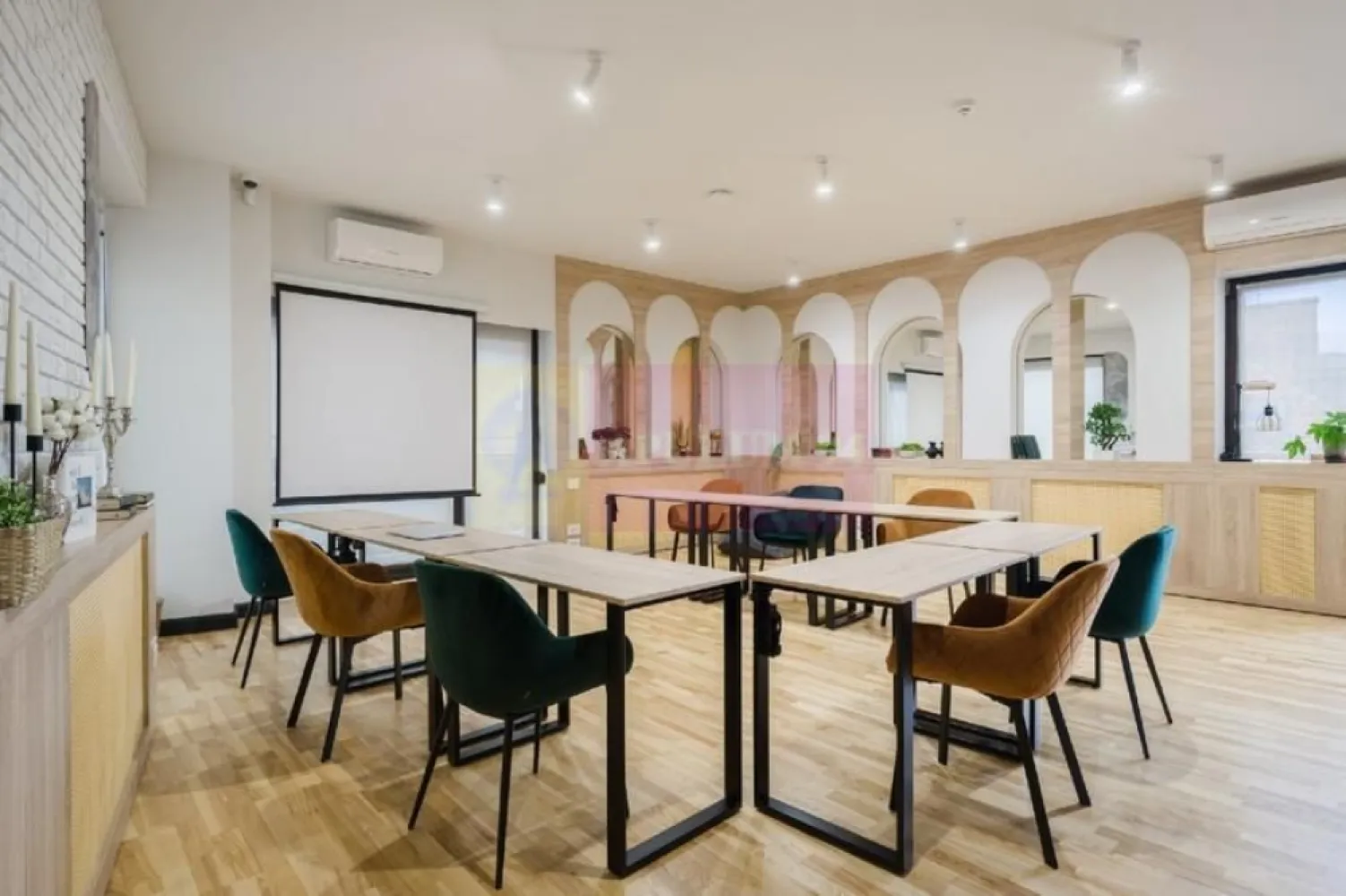 Spațiu de Birouri Aviatorilor - Herăstrău - Spațiu de birouri tip duplex penthouse, dispus pe două etaje, situat în zona Aviatorilor în proximitatea Parcului Herăstrău, între Bulevardul Kiseleff și Bulevardul Aviatorilor la câteva minute de Metrou Aviatorilor.
Imobilul se află într-un bloc nou construcție 2013. Spațiul a fost renovat și utilat recent. Sunt finisaje și dotări de lux la acest spațiu. Este complet mobilat și pregătit pentru utilizare imediată, fiind potrivit pentru sediu de companie, birou reprezentativ, cabinet de consultanță, showroom discret sau activitate de coworking premium.
Spațiul este luminos orientarea este spre răsărit, beneficiază de lumină naturală, ventilație naturală, terase exterioare și centrală proprie pentru încălzire.
Ca și compartimentare avem un frumos spațiu tip penthouse dispus pe două etaje cu o compartimentare modernă, un spațiu care asigură succes doar prin amplasament și calitate, fiind potrivit pentru o companie sau un grup de firme care caută un birou premium, gata de utilizare, într-o zonă foarte bună a Bucureștiului. Evident dacă se dorește se poate schimba destinația și se poate transforma acest spațiu de lucru într-unul din cele mai frumoase apartamente tip Penthouse din București. Dacă se dorește se poate cumpăra și un loc de parcare subteran pentru suma de 31.000 de euro. Pentru mai multe detalii și programarea de vizionări nu ezitați să mă contactați, Daniel, Apulum94.