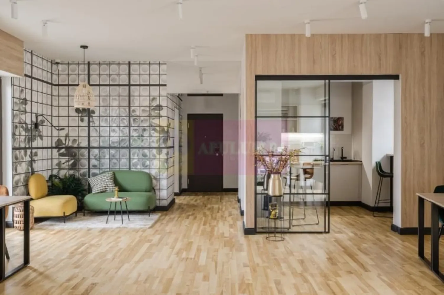 Spațiu de Birouri Aviatorilor - Herăstrău - Spațiu de birouri tip duplex penthouse, dispus pe două etaje, situat în zona Aviatorilor în proximitatea Parcului Herăstrău, între Bulevardul Kiseleff și Bulevardul Aviatorilor la câteva minute de Metrou Aviatorilor.
Imobilul se află într-un bloc nou construcție 2013. Spațiul a fost renovat și utilat recent. Sunt finisaje și dotări de lux la acest spațiu. Este complet mobilat și pregătit pentru utilizare imediată, fiind potrivit pentru sediu de companie, birou reprezentativ, cabinet de consultanță, showroom discret sau activitate de coworking premium.
Spațiul este luminos orientarea este spre răsărit, beneficiază de lumină naturală, ventilație naturală, terase exterioare și centrală proprie pentru încălzire.
Ca și compartimentare avem un frumos spațiu tip penthouse dispus pe două etaje cu o compartimentare modernă, un spațiu care asigură succes doar prin amplasament și calitate, fiind potrivit pentru o companie sau un grup de firme care caută un birou premium, gata de utilizare, într-o zonă foarte bună a Bucureștiului. Evident dacă se dorește se poate schimba destinația și se poate transforma acest spațiu de lucru într-unul din cele mai frumoase apartamente tip Penthouse din București. Dacă se dorește se poate cumpăra și un loc de parcare subteran pentru suma de 31.000 de euro. Pentru mai multe detalii și programarea de vizionări nu ezitați să mă contactați, Daniel, Apulum94.