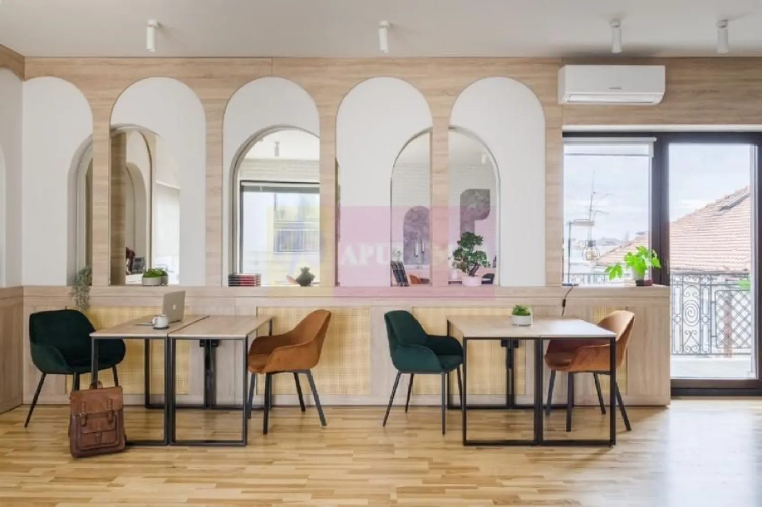 Spațiu de Birouri Aviatorilor - Herăstrău - Spațiu de birouri tip duplex penthouse, dispus pe două etaje, situat în zona Aviatorilor în proximitatea Parcului Herăstrău, între Bulevardul Kiseleff și Bulevardul Aviatorilor la câteva minute de Metrou Aviatorilor.
Imobilul se află într-un bloc nou construcție 2013. Spațiul a fost renovat și utilat recent. Sunt finisaje și dotări de lux la acest spațiu. Este complet mobilat și pregătit pentru utilizare imediată, fiind potrivit pentru sediu de companie, birou reprezentativ, cabinet de consultanță, showroom discret sau activitate de coworking premium.
Spațiul este luminos orientarea este spre răsărit, beneficiază de lumină naturală, ventilație naturală, terase exterioare și centrală proprie pentru încălzire.
Ca și compartimentare avem un frumos spațiu tip penthouse dispus pe două etaje cu o compartimentare modernă, un spațiu care asigură succes doar prin amplasament și calitate, fiind potrivit pentru o companie sau un grup de firme care caută un birou premium, gata de utilizare, într-o zonă foarte bună a Bucureștiului. Evident dacă se dorește se poate schimba destinația și se poate transforma acest spațiu de lucru într-unul din cele mai frumoase apartamente tip Penthouse din București. Dacă se dorește se poate cumpăra și un loc de parcare subteran pentru suma de 31.000 de euro. Pentru mai multe detalii și programarea de vizionări nu ezitați să mă contactați, Daniel, Apulum94.