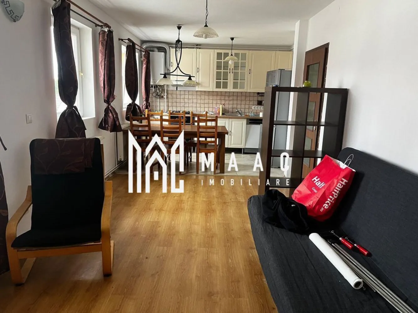 Apartament spațios 80 mp | 3 camere | Valea Aurie - MAAC Imobiliare vă propune spre închiriere, cu posibilitate de vânzare, un apartament spațios tip mansardă, situat într-una dintre cele mai apreciate zone ale Sibiului – Valea Aurie, zonă foarte liniștită, în apropiere de pădure, parcuri și magazine. Apartamentul are o suprafață de 80 mp și este amplasat la etajul 5 al unui imobil construit în 2009. Se închiriază exact ca în fotografii, complet mobilat și utilat. Compartimentare: Living luminos 2 dormitoare mobilate 2 băi Balcon Multe spații de depozitare Dotări: Centrală termică proprie Mașină de spălat rufe Mașină de spălat vase Loc de parcare inclus Chirie: 400 €/lună (negociabil) Avans: 1 lună chirie + garanție Pentru mai multe informații sau pentru programarea unei vizionări, vă rugăm să ne contactați telefonic. Pentru mai multe informatii specificati ca ati vazut anuntul CP2888706 }}
