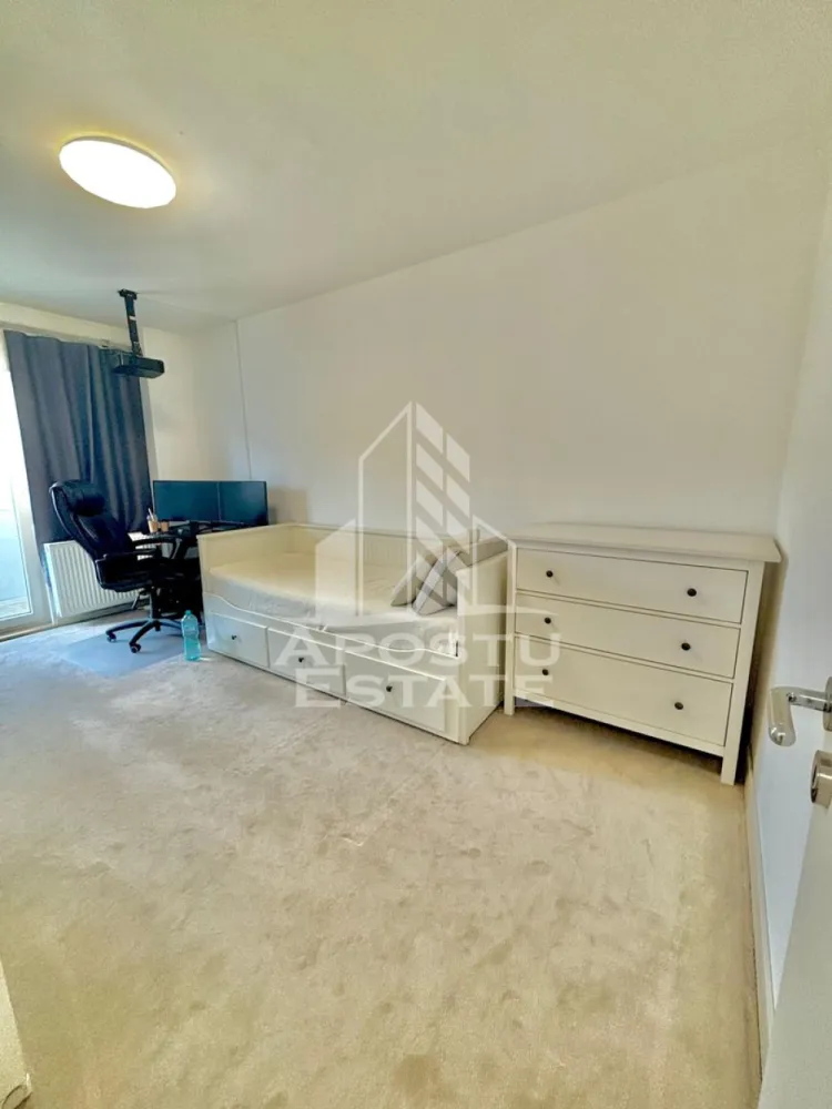 Garsoniera de inchiriat, Piata Verde, Calea Aradului , Timisoara - Agentia imobiliara APOSTU ESTATE va propune spre inchiriere o garsoniera in zona Aradului, o zona bine conectata a orasului, in proximitatea: Facultatea de Agronomie
Cu o suprafata utila de 21 mp, aceasta garsoniera este o oaza de confort si lumina, ideala pentru cei care cauta un spatiu modern si functional.

Compartimentarea este urmatoarea:
-Bucataria este dotata cu un loc de luat masa, ideal pentru micul dejun sau cinele in doi
-Camera luminoasa, echipata cu un pat extensibil
-Baia este prevazuta cu cabina de dus
-Pentru confortul termic optim,garsoniera dispune de aer conditionat.
-Incalzirea: Termoficare (colterm)
-Deasemenea garsoniera beneficiaza de un balcon spatios unde va puteti savura cafeaua de dimineata.

Localizare: Timis, Timisoara, Calea Aradului, Piata Verde, proximitatea supermarketurilor, banci, statii de transport in comun

Va invitam sa programati o vizionare pentru a descoperi toate avantajele acestei garsoniere si pentru a va imagina viitorul aici.
Disponibilitate: 28.06.2026
Pret chirie lunare: 350 euro
Id intern: CP2699956
