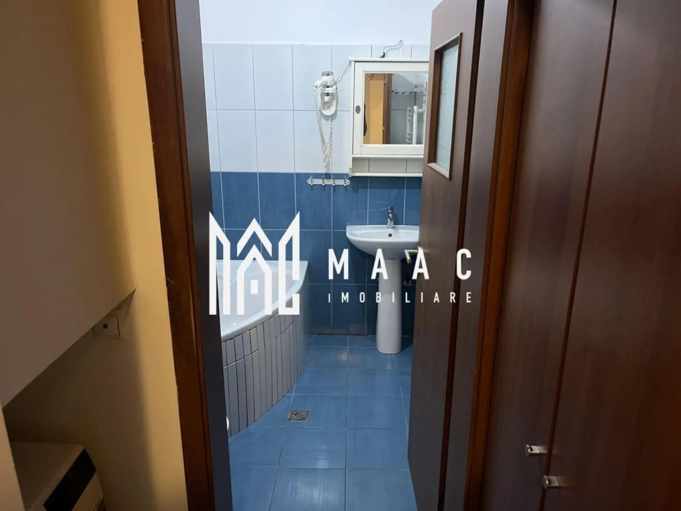 Apartament spațios 80 mp | 3 camere | Valea Aurie - MAAC Imobiliare vă propune spre închiriere, cu posibilitate de vânzare, un apartament spațios tip mansardă, situat într-una dintre cele mai apreciate zone ale Sibiului – Valea Aurie, zonă foarte liniștită, în apropiere de pădure, parcuri și magazine. Apartamentul are o suprafață de 80 mp și este amplasat la etajul 5 al unui imobil construit în 2009. Se închiriază exact ca în fotografii, complet mobilat și utilat. Compartimentare: Living luminos 2 dormitoare mobilate 2 băi Balcon Multe spații de depozitare Dotări: Centrală termică proprie Mașină de spălat rufe Mașină de spălat vase Loc de parcare inclus Chirie: 400 €/lună (negociabil) Avans: 1 lună chirie + garanție Pentru mai multe informații sau pentru programarea unei vizionări, vă rugăm să ne contactați telefonic. Pentru mai multe informatii specificati ca ati vazut anuntul CP2888706 }}