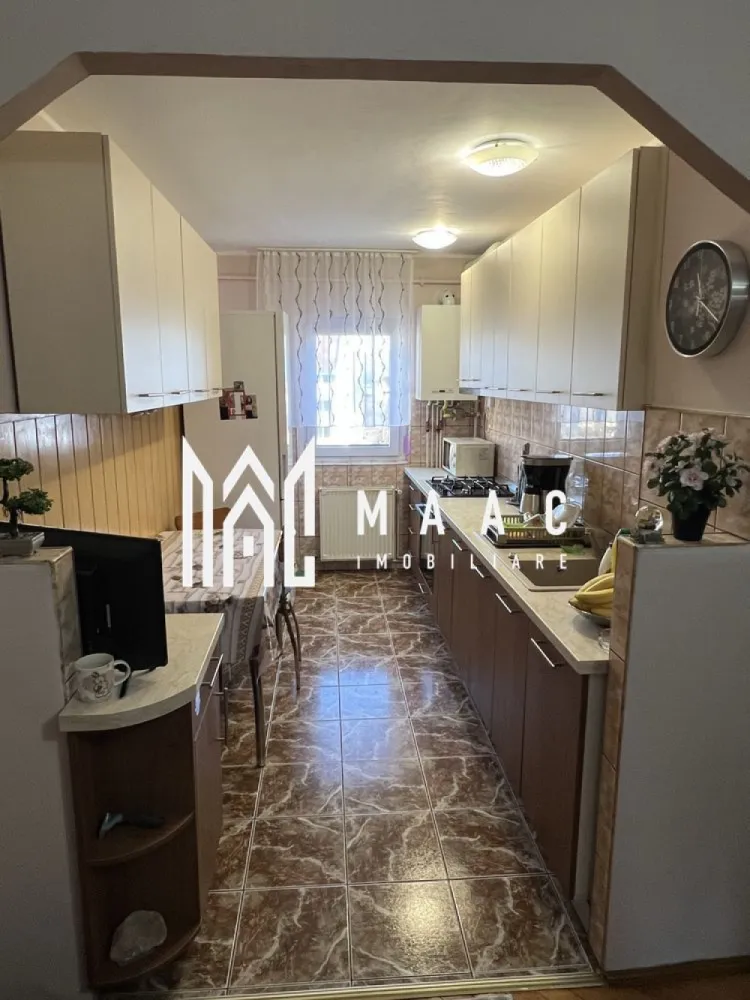 Apartament 3 camere | 60Mp | Zona Terezian - MAAC Imobiliare vă propune spre vânzare un apartament spațios și bine compartimentat, situat într-o zonă liniștită, la doar 15 minute de mers pe jos de centrul orașului. Cu o suprafață utilă de 60 mp, apartamentul este amplasat la etajul 4 al imobilului și reprezintă o alegere ideală pentru o familie, un cuplu sau pentru investiție. Locuința este inteligent împărțită, oferind confort și funcționalitate: 2 dormitoare luminoase Living primitor, cu acces la balcon Bucătărie separată, complet utilată Baie Hol spațios Balcoane Apartamentul beneficiază de două balcoane, un real avantaj pentru spațiu suplimentar și relaxare: Balcon deschis, cu acces din living Balcon închis, cu acces din dormitor Dotări și avantaje Proprietatea se vinde mobilată și utilată, fiind pregătită pentru mutare imediată: Bucătărie complet echipată: cuptor electric, plită pe gaz, mașină de spălat vase, frigider Centrală termică nouă – eficiență și costuri reduse la întreținere Pivniță de 8 mp – spațiu excelent pentru depozitare Acces la uscătorie pe etaj Acoperiș renovat în decembrie 2025 – un plus major pentru siguranța și confortul locatarilor Pentru mai multe detalii sau pentru a programa o vizionare, vă rugăm să ne contactați, specificând ID:CP2887792 }}