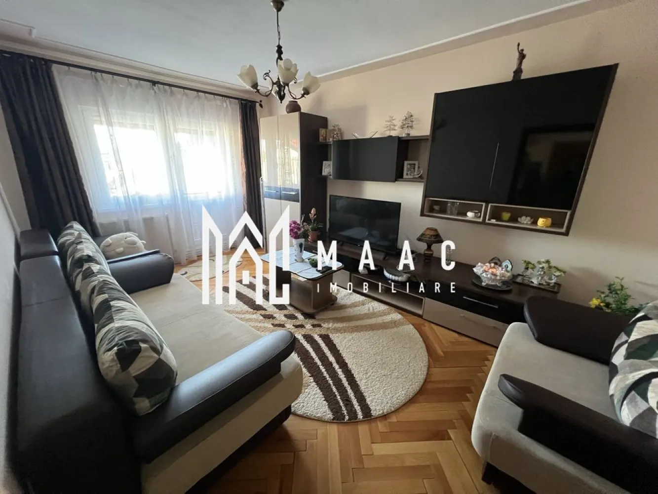 Apartament 3 camere | 60Mp | Zona Terezian - MAAC Imobiliare vă propune spre vânzare un apartament spațios și bine compartimentat, situat într-o zonă liniștită, la doar 15 minute de mers pe jos de centrul orașului. Cu o suprafață utilă de 60 mp, apartamentul este amplasat la etajul 4 al imobilului și reprezintă o alegere ideală pentru o familie, un cuplu sau pentru investiție. Locuința este inteligent împărțită, oferind confort și funcționalitate: 2 dormitoare luminoase Living primitor, cu acces la balcon Bucătărie separată, complet utilată Baie Hol spațios Balcoane Apartamentul beneficiază de două balcoane, un real avantaj pentru spațiu suplimentar și relaxare: Balcon deschis, cu acces din living Balcon închis, cu acces din dormitor Dotări și avantaje Proprietatea se vinde mobilată și utilată, fiind pregătită pentru mutare imediată: Bucătărie complet echipată: cuptor electric, plită pe gaz, mașină de spălat vase, frigider Centrală termică nouă – eficiență și costuri reduse la întreținere Pivniță de 8 mp – spațiu excelent pentru depozitare Acces la uscătorie pe etaj Acoperiș renovat în decembrie 2025 – un plus major pentru siguranța și confortul locatarilor Pentru mai multe detalii sau pentru a programa o vizionare, vă rugăm să ne contactați, specificând ID:CP2887792 }}