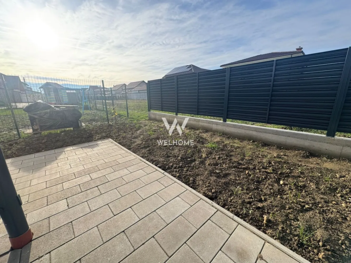 Casa individuala Cristian, Sibiu COMISION 0 - Casa individuala situata in Cristian, distanta 7 minute de la aeroport/autostrada - 15 minute de centru Sibiu Suprafata utila: 120 mp Teren: 288 mp Compartimentare: Parter: hol cu spatiu garderoba, living conex cu bucataria ( semideschis sau pot fi complet separate), baie, spatiu depozitare Etaj: hol, 3 dormitoare- unul cu dressing, alte 2 cu bacon comun, baie si dressing Stadiu de predare: semifinisata LA ALB - incalzire in pardoseala, peretii zugraviti, fereste termopan, centrala termica gaz Pret : 185.000 Euro Detalii si vizionari: 0752.088.381- Roxana }}