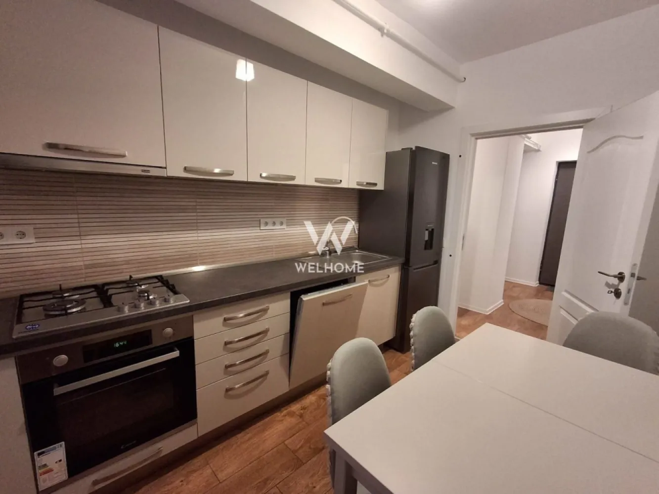 Apartament 2 CAMERE de închiriat – zonă Dedeman / Avantgarden - Vă propunem spre închiriere un apartament modern, luminos și bine compartimentat, situat între Dedeman și cartierul Avantgarden, într-o zonă apreciată pentru accesibilitate și liniște. Cu o suprafață de 60 mp, apartamentul este amplasat la etajul 6 și dispune de un living separat, bucătărie complet utilată, dormitor cu dressing, baie modernă cu duș și bideu, precum și un balcon amenajat – ideal pentru momente de relaxare. Se închiriază complet mobilat și utilat, exact ca în fotografii, beneficiind de dotări precum aer condiționat, televizor smart, combină frigorifică, mașină de spălat rufe, mașină de spălat vase, plită pe gaz, cuptor electric, cuptor cu microunde și aspirator. Loc de parcare privat inclus în preț. Contractul de închiriere este înregistrat la ANAF, cu toate taxele achitate conform legislației. Condiții: chirie lunară + garanție. Fumatul nu este permis în interior. PRET 470EURO/LUNA INF0 0740154900 }}