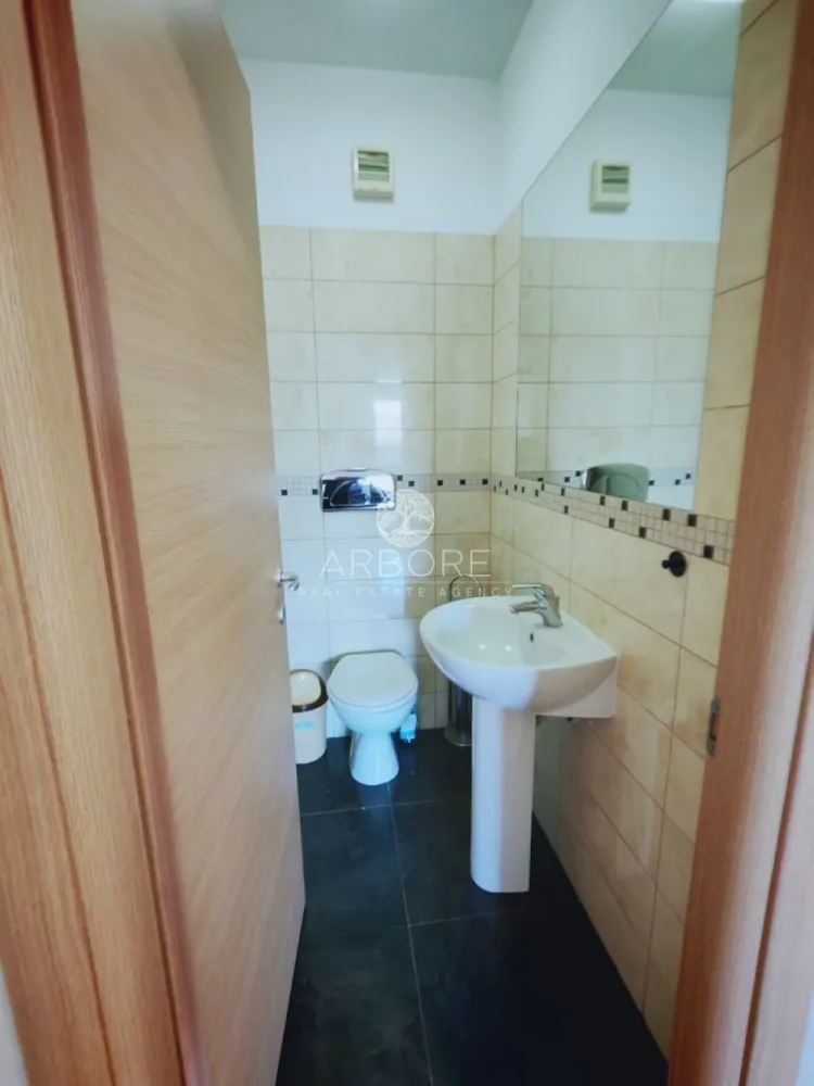Apartament 2 camere mobilat complet Pipera | Privighetorilor | Băneasa - Vă oferim spre vânzare un apartament modern de 2 camere situat în ansamblul rezidențial Privighetorilor, una dintre cele mai apreciate dezvoltări din zona de nord a Capitalei – Pipera, Sector 1.

Proprietatea se remarcă prin poziția excelentă, compartimentarea eficientă și terasa generoasă, fiind ideală atât pentru locuit, cât și pentru investiție.

Apartamentul este situat la parterul unui imobil cu 7 etaje și beneficiază de acces facil către principalele puncte de interes din zona Băneasa – Pipera.

Compartimentare
living spațios, complet mobilat și dotat cu aer condiționat
bucătărie complet utilată și mobilată
dormitor mobilat cu baie proprie și aer condiționat
hol de intrare
WC de serviciu
terasă generoasă
Dotări și facilități
ansamblu rezidențial modern
centrală proprie a blocului
pază și securitate 24/24
finisaje de calitate
acces controlat în complex
Localizare excelentă
Apartamentul este situat pe Aleea Privighetorilor nr. 86P, Sector 1, într-o zonă verde și liniștită, aproape de principalele centre comerciale și instituții educaționale internaționale:
Grădina Zoologică Băneasa
Băneasa Shopping City
IKEA
Jolie Ville
Ambasada SUA
American International School of Bucharest
British School of Bucharest
Liceul Francez Anna de Noailles
Avenor College
numeroase școli și grădinițe private din zona Pipera

Preț
💰 175.000 EUR tva inclus
Loc de parcare disponibil separat:
15.000 EUR – parcare exterioară
18.000 EUR – parcare subterană

Comision agentie 2%