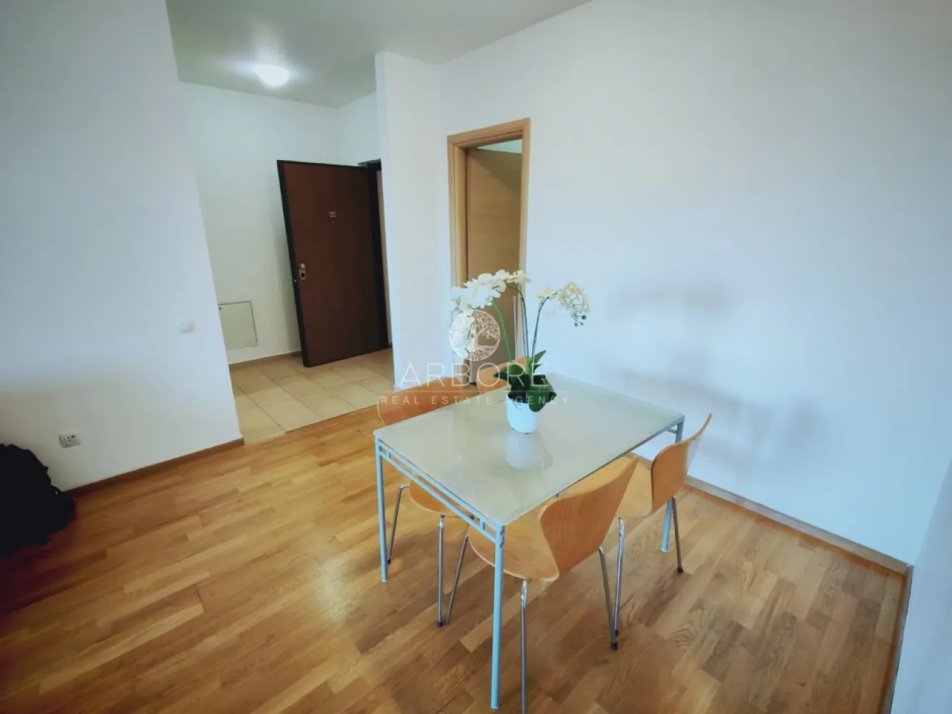 Apartament 2 camere mobilat complet Pipera | Privighetorilor | Băneasa - Vă oferim spre vânzare un apartament modern de 2 camere situat în ansamblul rezidențial Privighetorilor, una dintre cele mai apreciate dezvoltări din zona de nord a Capitalei – Pipera, Sector 1.

Proprietatea se remarcă prin poziția excelentă, compartimentarea eficientă și terasa generoasă, fiind ideală atât pentru locuit, cât și pentru investiție.

Apartamentul este situat la parterul unui imobil cu 7 etaje și beneficiază de acces facil către principalele puncte de interes din zona Băneasa – Pipera.

Compartimentare
living spațios, complet mobilat și dotat cu aer condiționat
bucătărie complet utilată și mobilată
dormitor mobilat cu baie proprie și aer condiționat
hol de intrare
WC de serviciu
terasă generoasă
Dotări și facilități
ansamblu rezidențial modern
centrală proprie a blocului
pază și securitate 24/24
finisaje de calitate
acces controlat în complex
Localizare excelentă
Apartamentul este situat pe Aleea Privighetorilor nr. 86P, Sector 1, într-o zonă verde și liniștită, aproape de principalele centre comerciale și instituții educaționale internaționale:
Grădina Zoologică Băneasa
Băneasa Shopping City
IKEA
Jolie Ville
Ambasada SUA
American International School of Bucharest
British School of Bucharest
Liceul Francez Anna de Noailles
Avenor College
numeroase școli și grădinițe private din zona Pipera

Preț
💰 175.000 EUR tva inclus
Loc de parcare disponibil separat:
15.000 EUR – parcare exterioară
18.000 EUR – parcare subterană

Comision agentie 2%