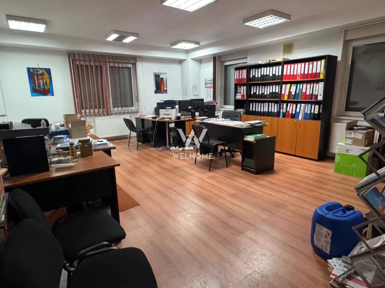 Apartament 3 camere, str Luptei, Sibiu - Va oferim spre vanzare un apartament cu 3 camere, semidecomandat, situat la parterul unui bloc de pe strada Luptei din Sibiu. Apartamentul nu are balcon, momentan este sediul unei firme. Se preda complet eliberat, NEMOBILAT. Suprafata utila: 75.4mp Nu are parcare proprie, exista parcari publice in proximitate Oportunitate de investitie! Ideal atat pentru locuit cat si pentru inchiriat. Pret: 105000 euro Detalii si vizionari: 0752.088.381- Roxana }}