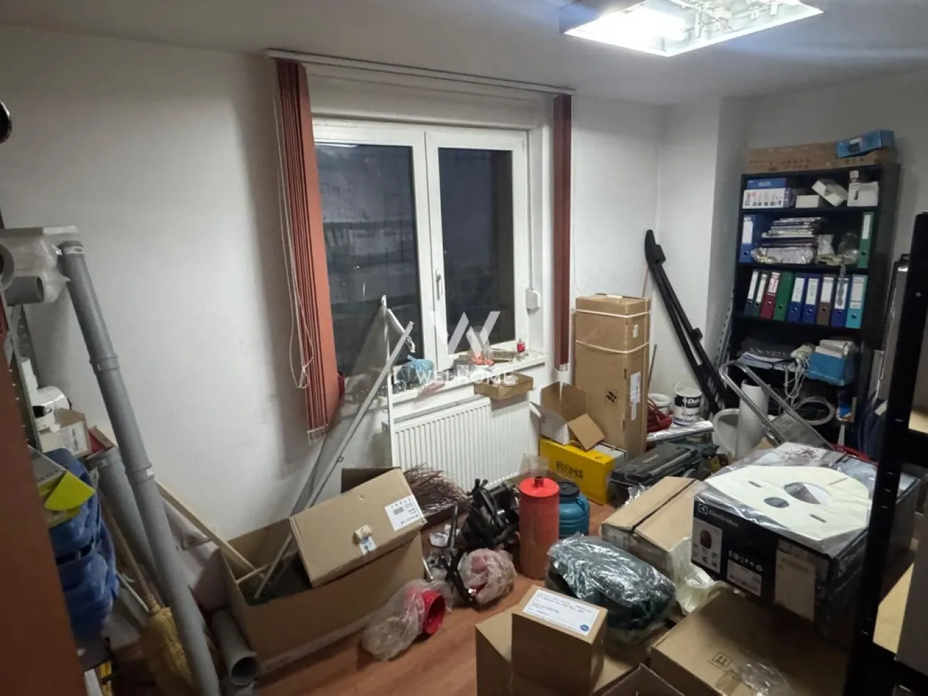 Apartament 3 camere, str Luptei, Sibiu - Va oferim spre vanzare un apartament cu 3 camere, semidecomandat, situat la parterul unui bloc de pe strada Luptei din Sibiu. Apartamentul nu are balcon, momentan este sediul unei firme. Se preda complet eliberat, NEMOBILAT. Suprafata utila: 75.4mp Nu are parcare proprie, exista parcari publice in proximitate Oportunitate de investitie! Ideal atat pentru locuit cat si pentru inchiriat. Pret: 105000 euro Detalii si vizionari: 0752.088.381- Roxana }}