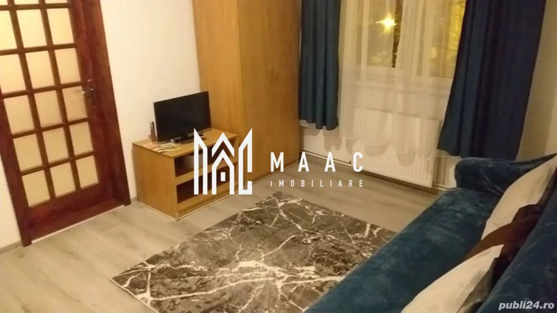 Apartament 3 camere | Etaj 3 | | 52 MPU | Vasile Aaron - MAAC Imobiliare va prezinta un apartament cu 3 camere situat în zona Vasile Aaron, la etajul 3. 

Caracteristici principale:
Locație: Zona Vasile Aaron
Etaj: 3/5 (ultimul etaj fiind mansardă)
Tip: Apartament cu 3 camere semidecomandat
Suprafața utilă: 52 mp.

Compartimentare:
Cameră de zi luminoasă
Bucătărie complet echipată
Hol de intrare
Baie modernă
Living spațios
Dormitor confortabil
Incalzire: Centrală termică proprie cu calorifere
Geamuri: Termopan, asigurând o izolație termică și fonică
Orientare: Sudică, ceea ce înseamnă lumină pe tot parcursul zilei
Izolație: Blocul este izolat termic, ceea ce contribuie la eficiența energetică și confortul termic al apartamentului.

Facilități suplimentare:
Mobilare și utilare: Apartamentul se vinde complet mobilat și utilat.

Localizare: Amplasat strategic, aproape de:
Piața din Vasile Aaron, pentru cumpărături zilnice
Stații de autobuz, asigurând acces rapid la transportul public
Magazine diverse
Școli și grădinițe, ideale pentru familii cu copii.

Pentru mai multe informații sau pentru a programa o vizionare, nu ezitați să ne contactați, specificand ID: CP2073725